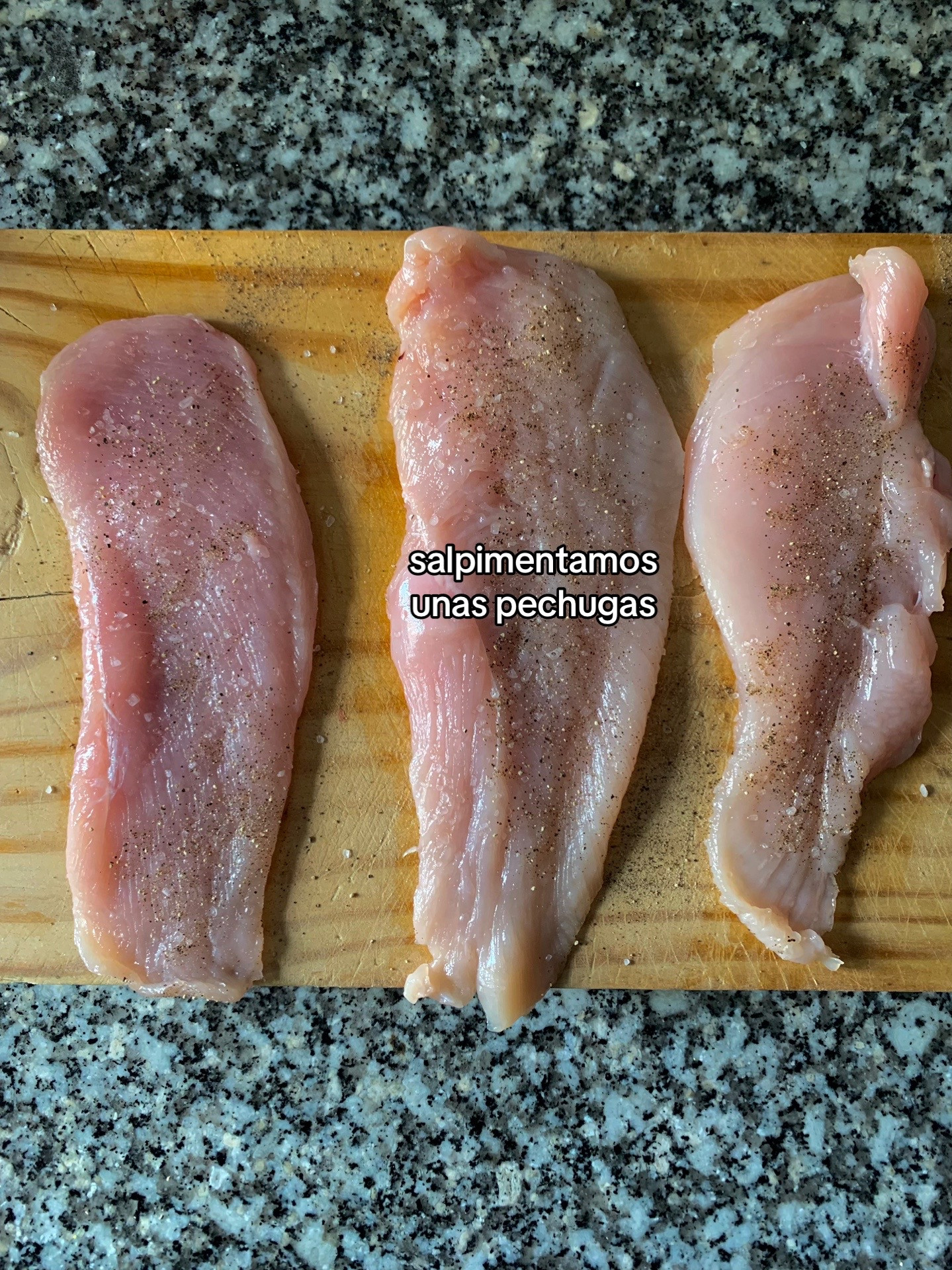 Pollo relleno de queso y bacon: receta fácil con tomate frito, pechugas salpimentadas y queso para fundir