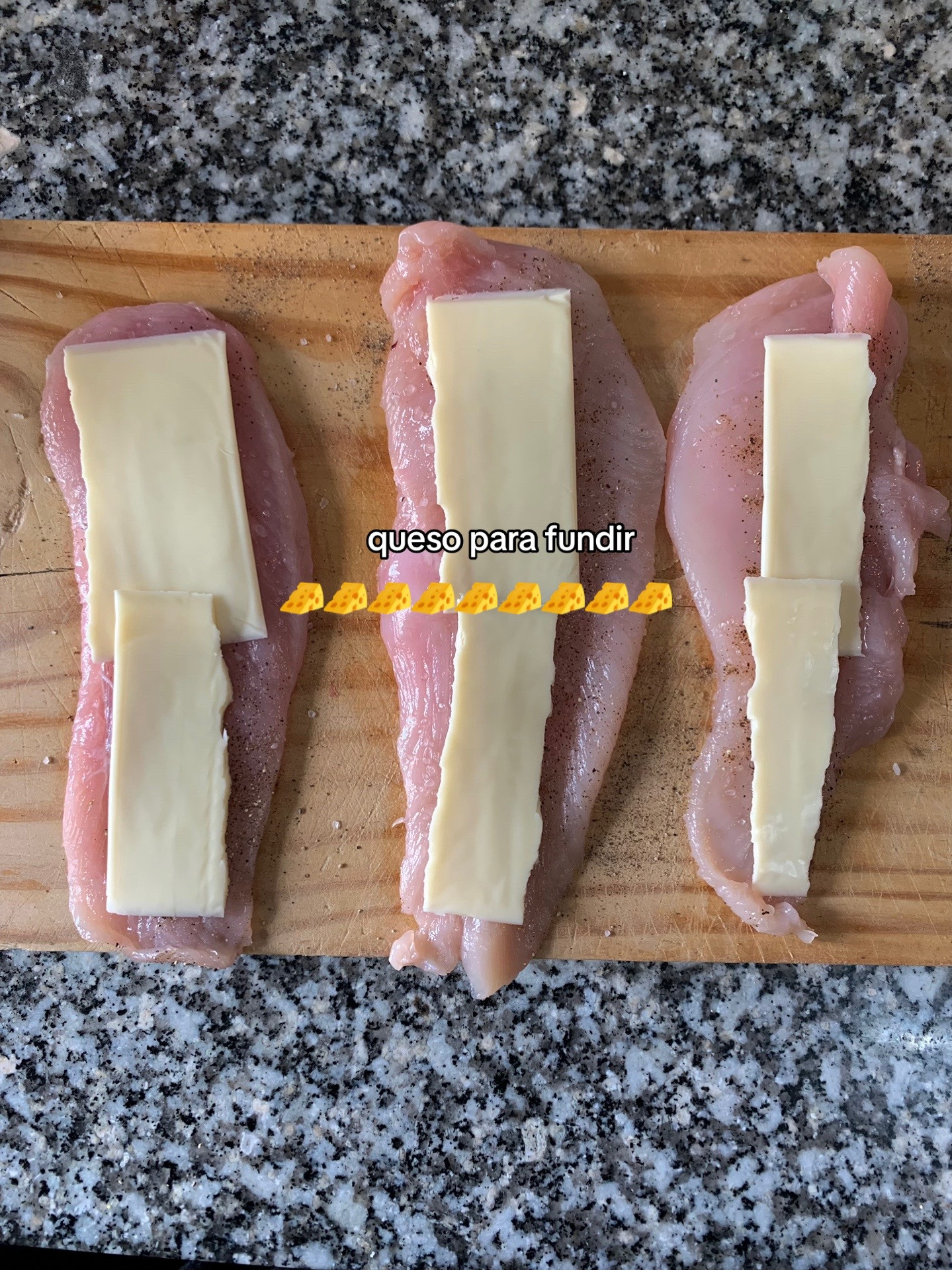 Pollo relleno de queso y bacon: receta fácil con tomate frito, pechugas salpimentadas y queso para fundir