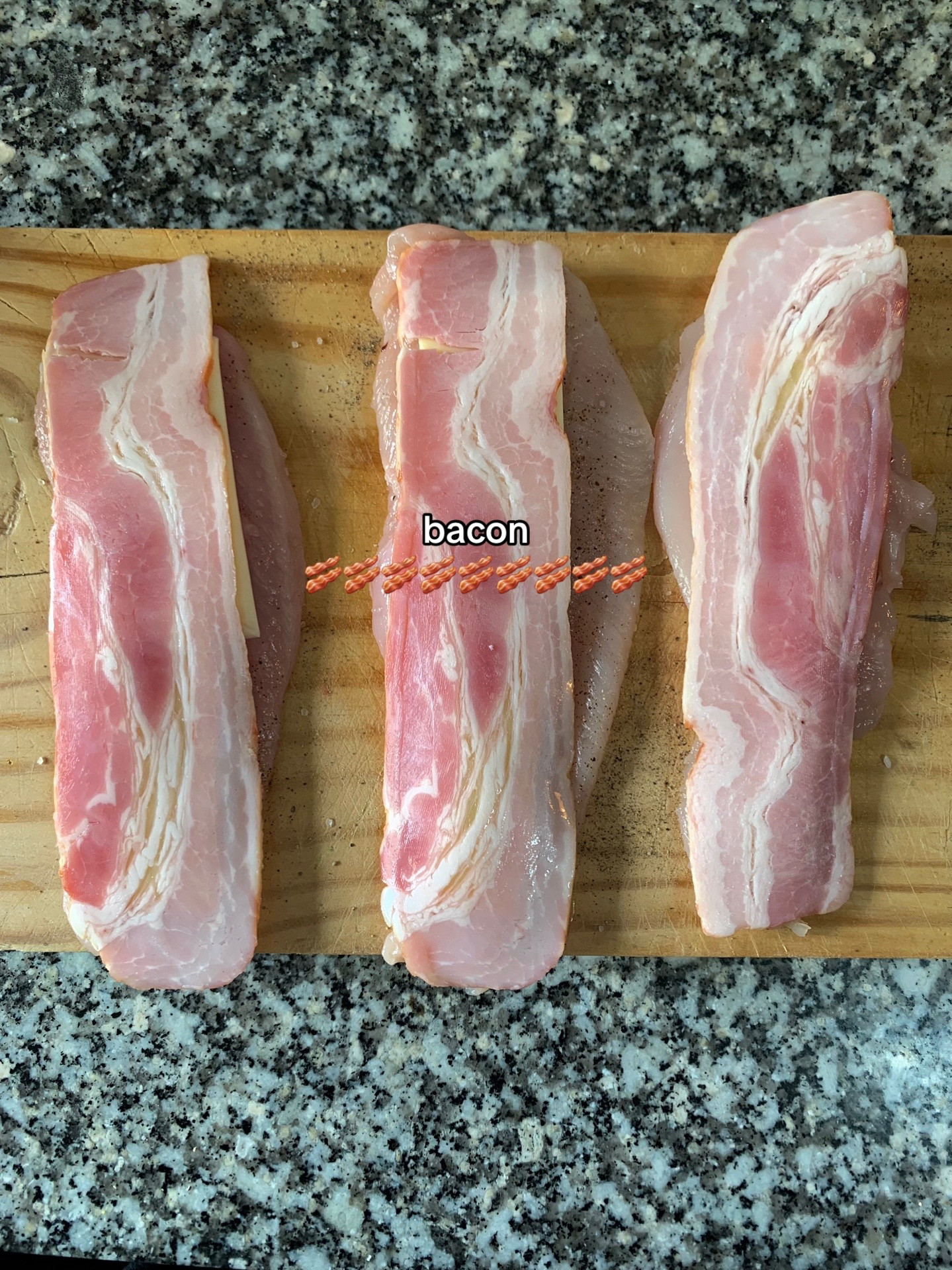 Pollo relleno de queso y bacon: receta fácil con tomate frito, pechugas salpimentadas y queso para fundir