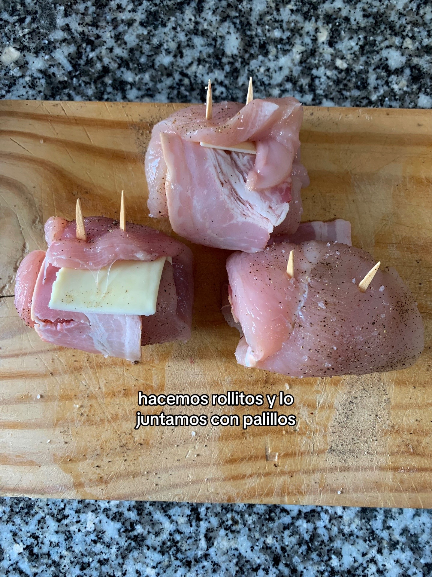 Pollo relleno de queso y bacon: receta fácil con tomate frito, pechugas salpimentadas y queso para fundir
