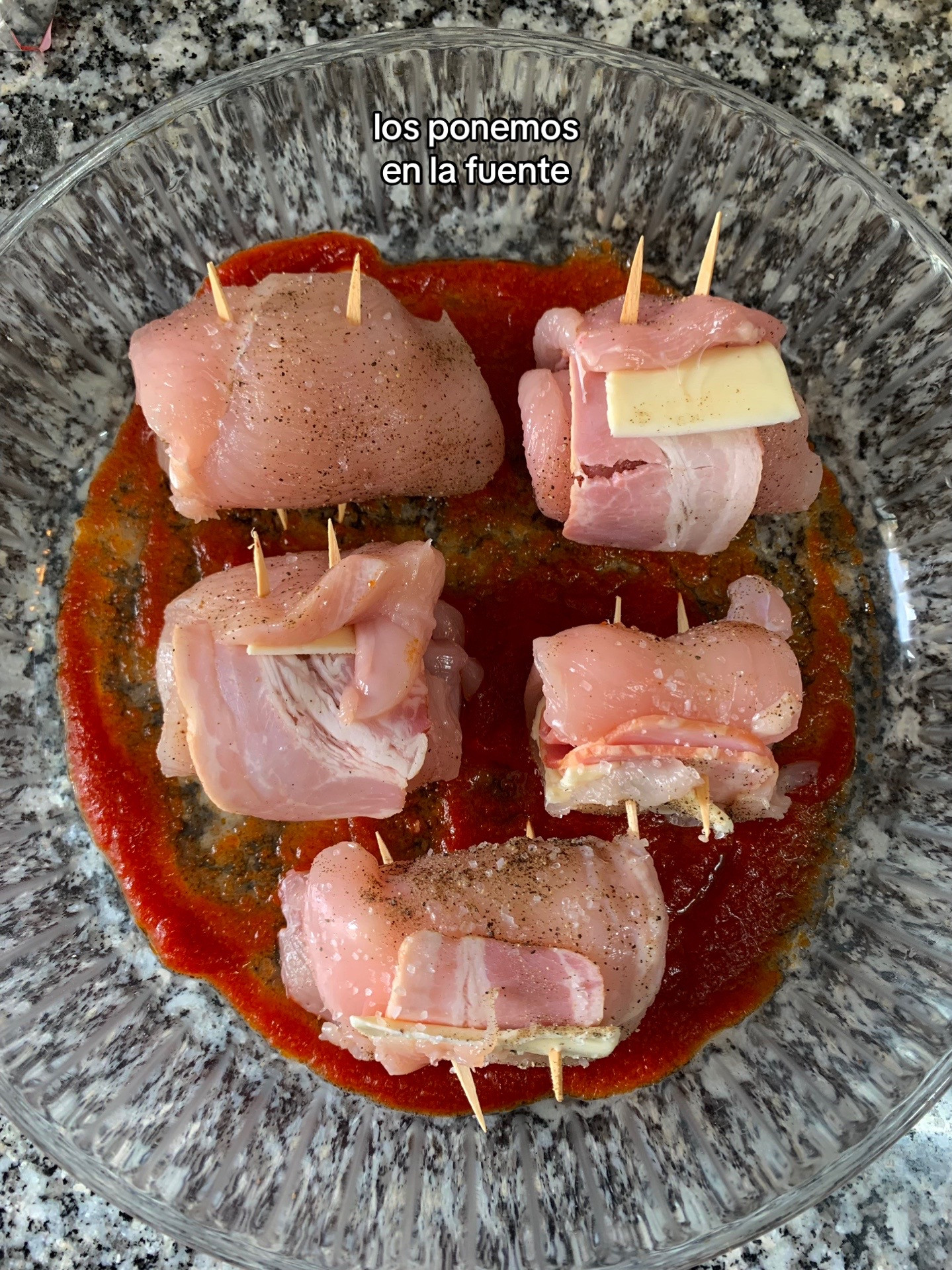 Pollo relleno de queso y bacon: receta fácil con tomate frito, pechugas salpimentadas y queso para fundir