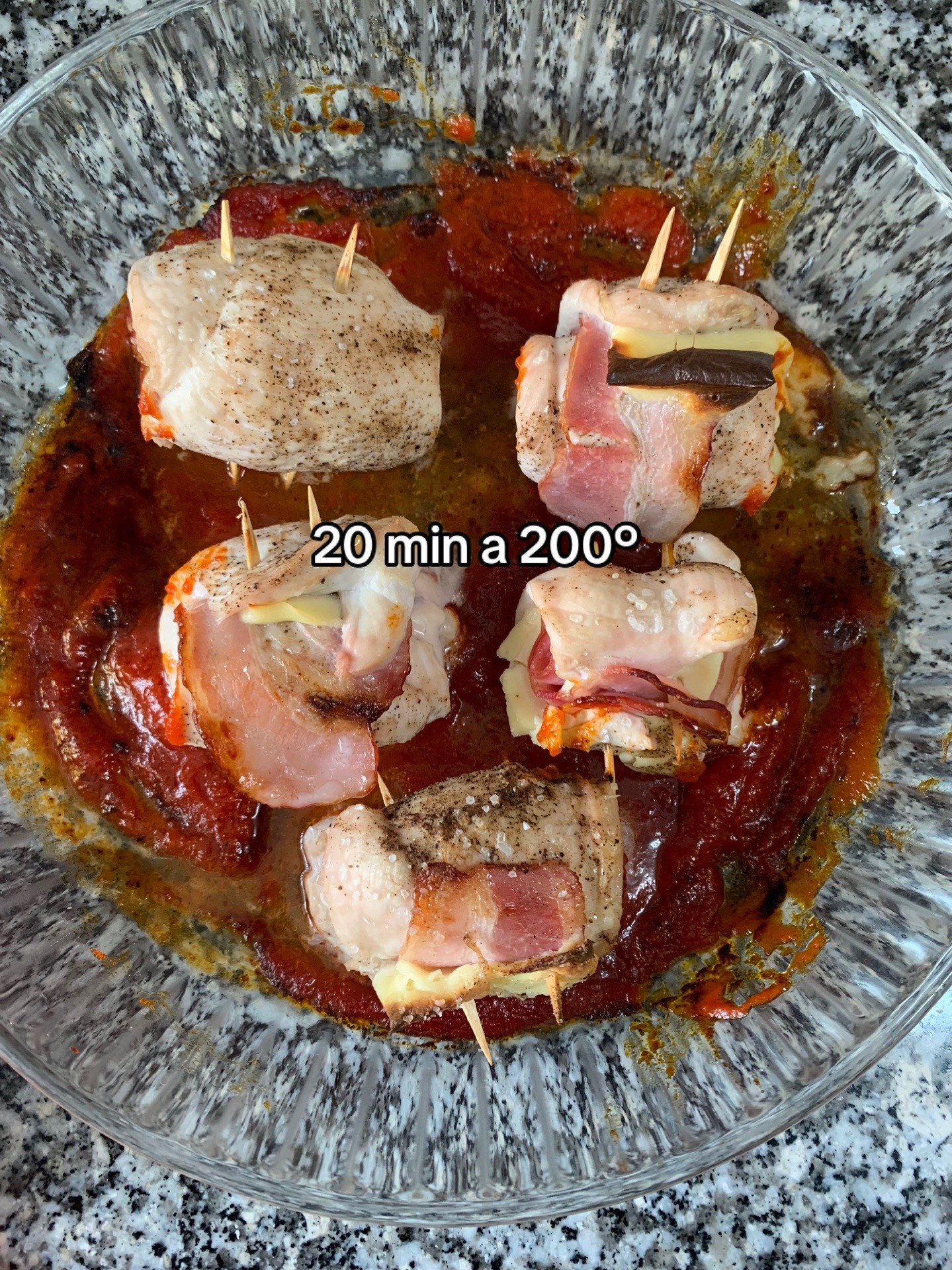 Pollo relleno de queso y bacon: receta fácil con tomate frito, pechugas salpimentadas y queso para fundir