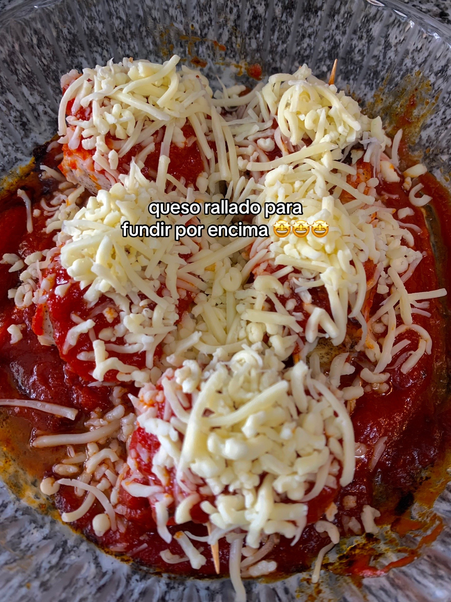 Pollo relleno de queso y bacon: receta fácil con tomate frito, pechugas salpimentadas y queso para fundir