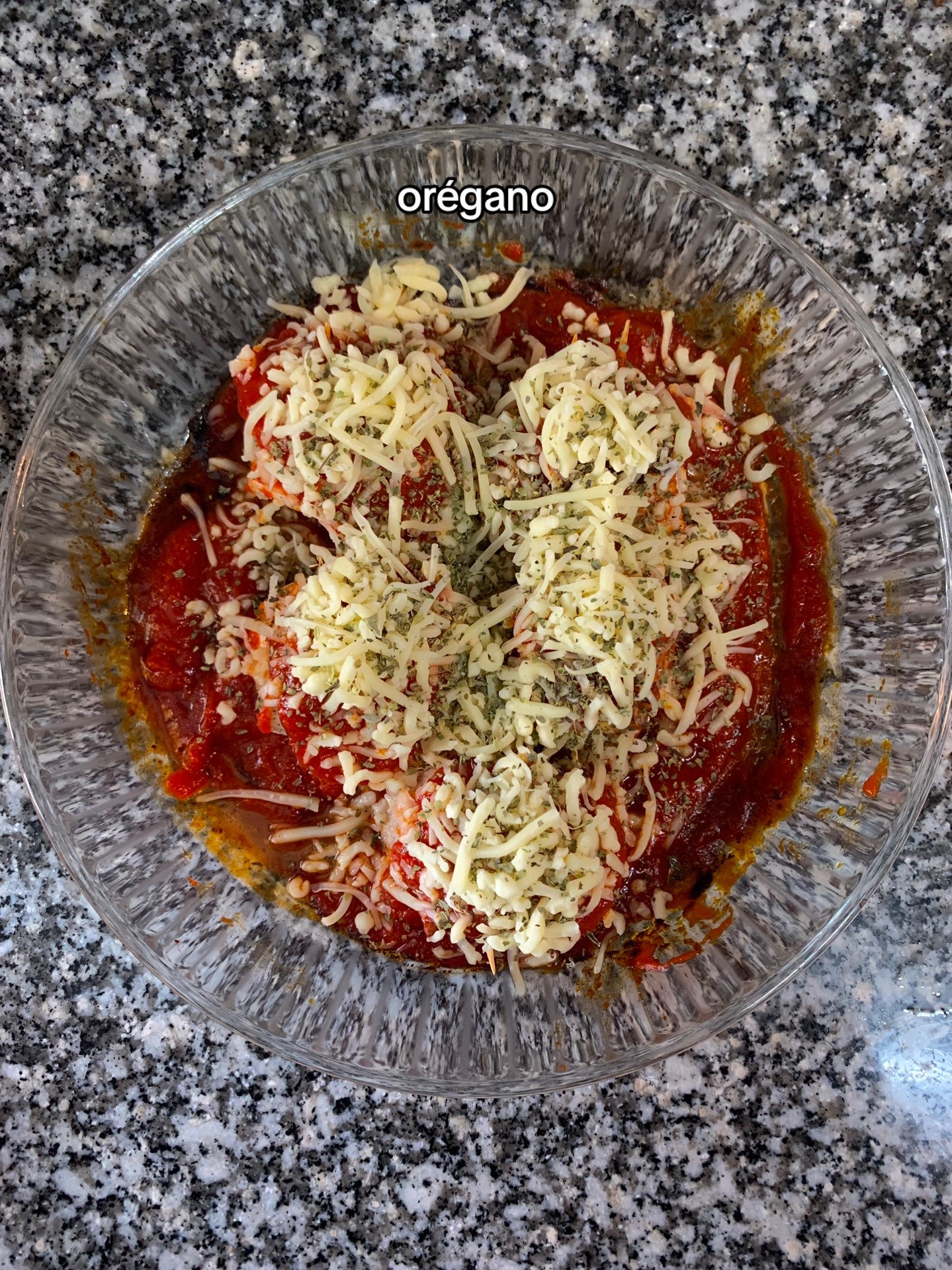 Pollo relleno de queso y bacon: receta fácil con tomate frito, pechugas salpimentadas y queso para fundir