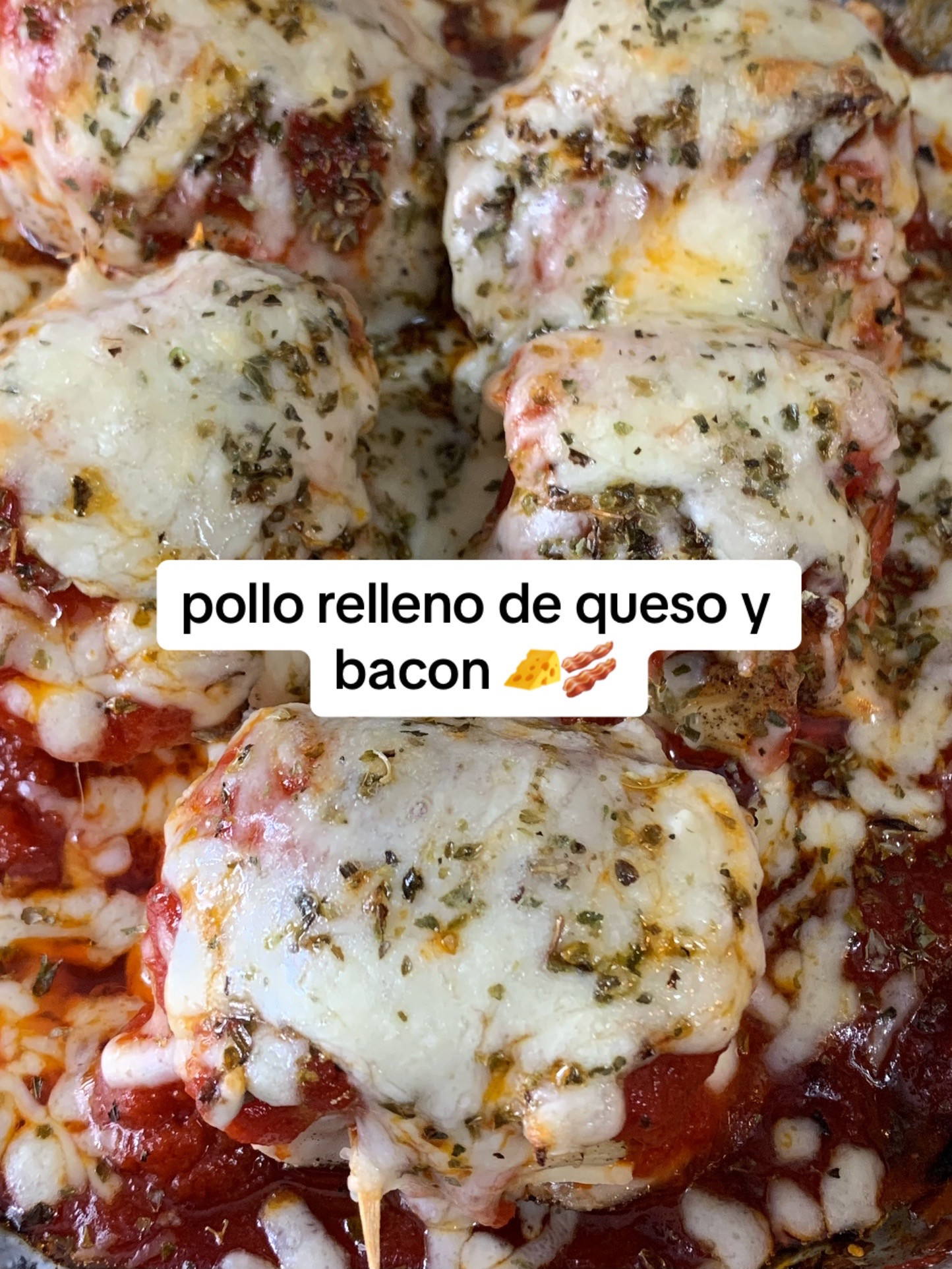 Pollo relleno de queso y bacon: receta fácil con tomate frito, pechugas salpimentadas y queso para fundir