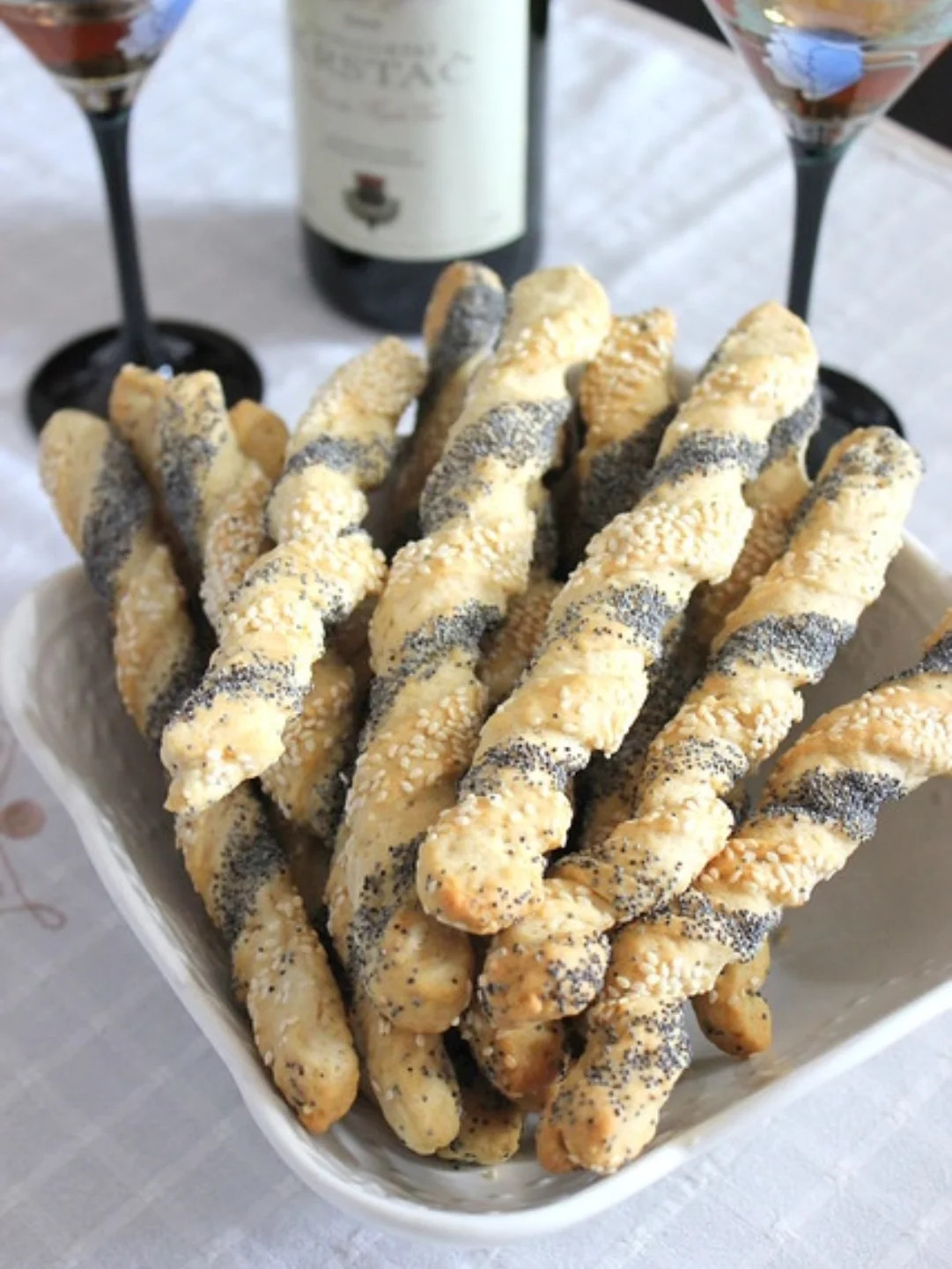 Posni stapici: Crispy braided breadsticks with sesame and poppy seeds