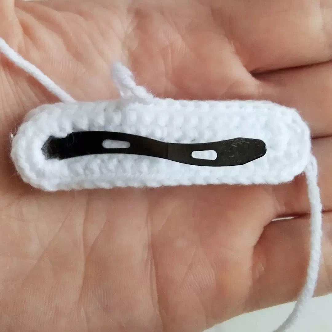 Приколка крючком: мастер-класс по вязанию белой заколки с цветком