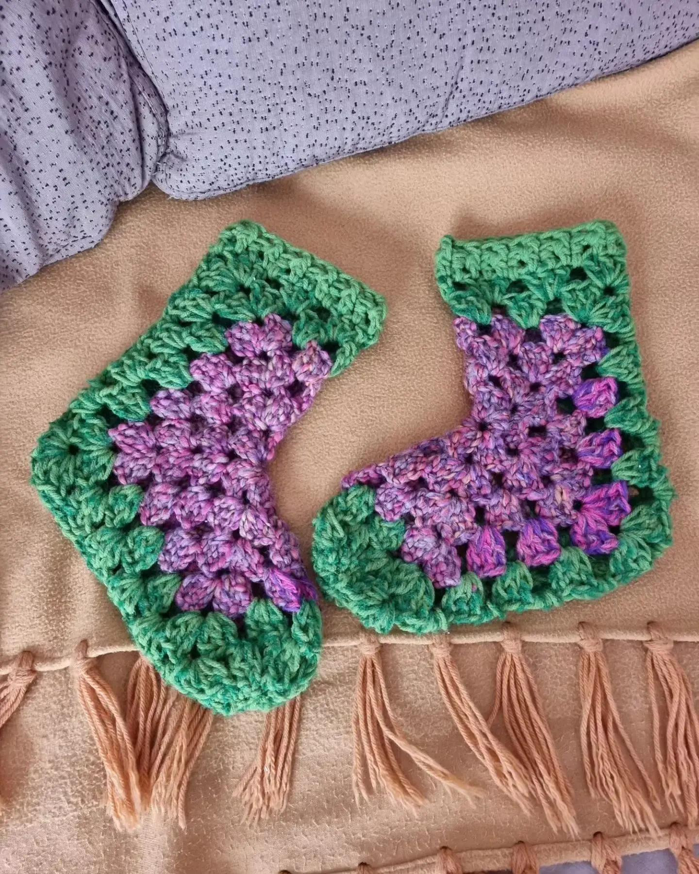 Projeto de crochê do dia: Meias coloridas com detalhes em verde e roxo, padrão gráfico incluído