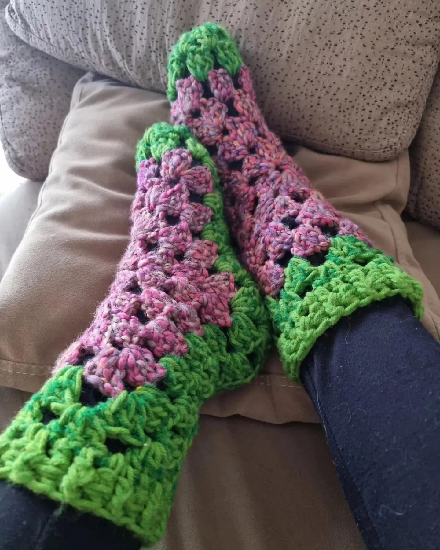 Projeto de crochê do dia: Meias coloridas com detalhes em verde e roxo, padrão gráfico incluído