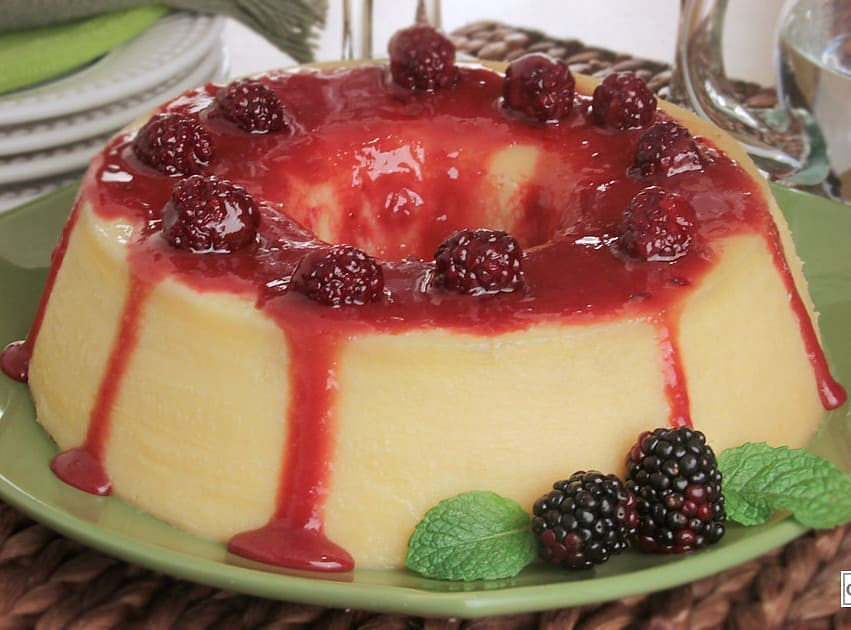 Pudim de chocolate branco com calda de amora e vinho tinto