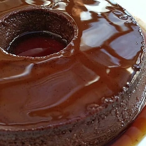 Pudim de chocolate com calda