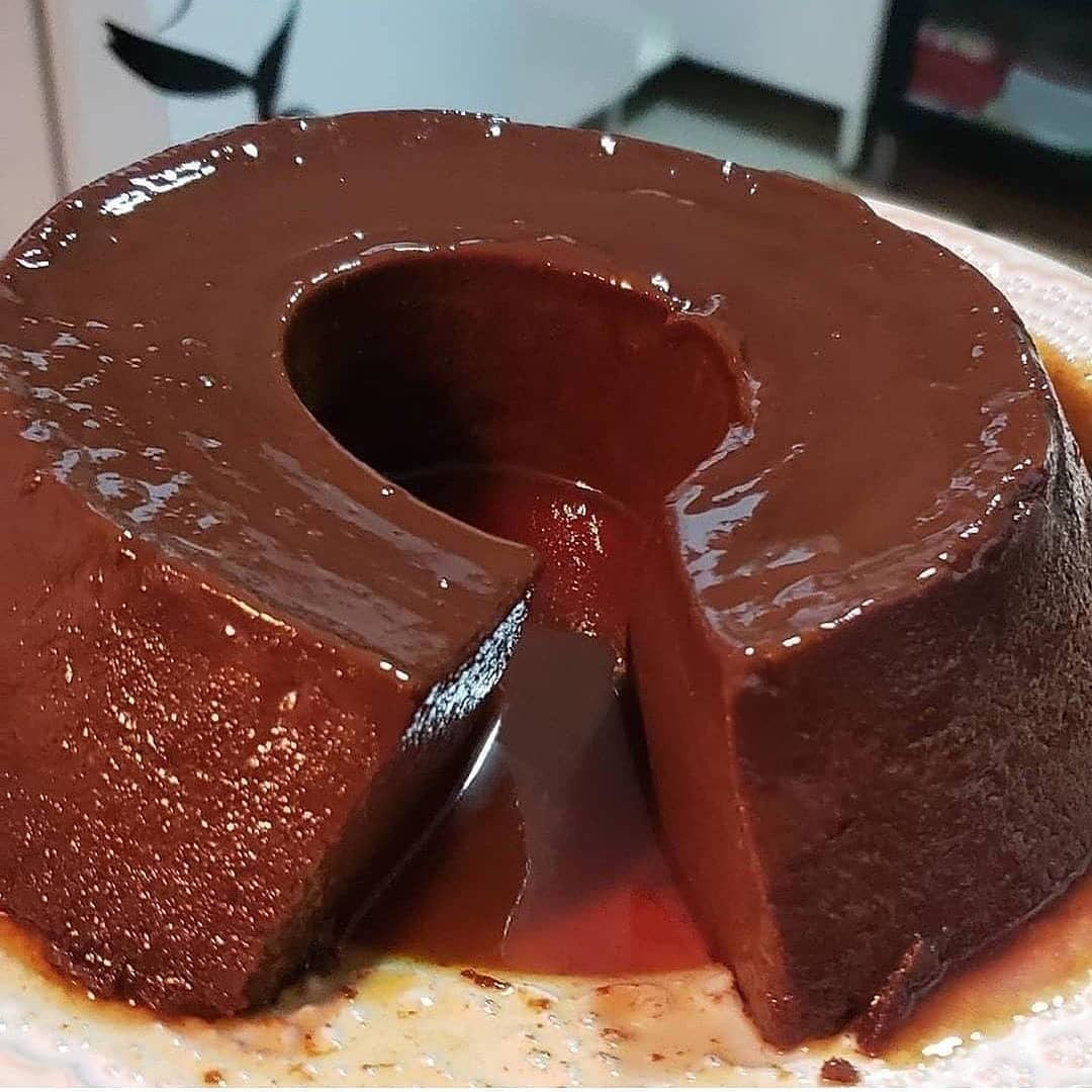 Pudim de Chocolate Cremoso com Calda de Caramelo - Receita Completa