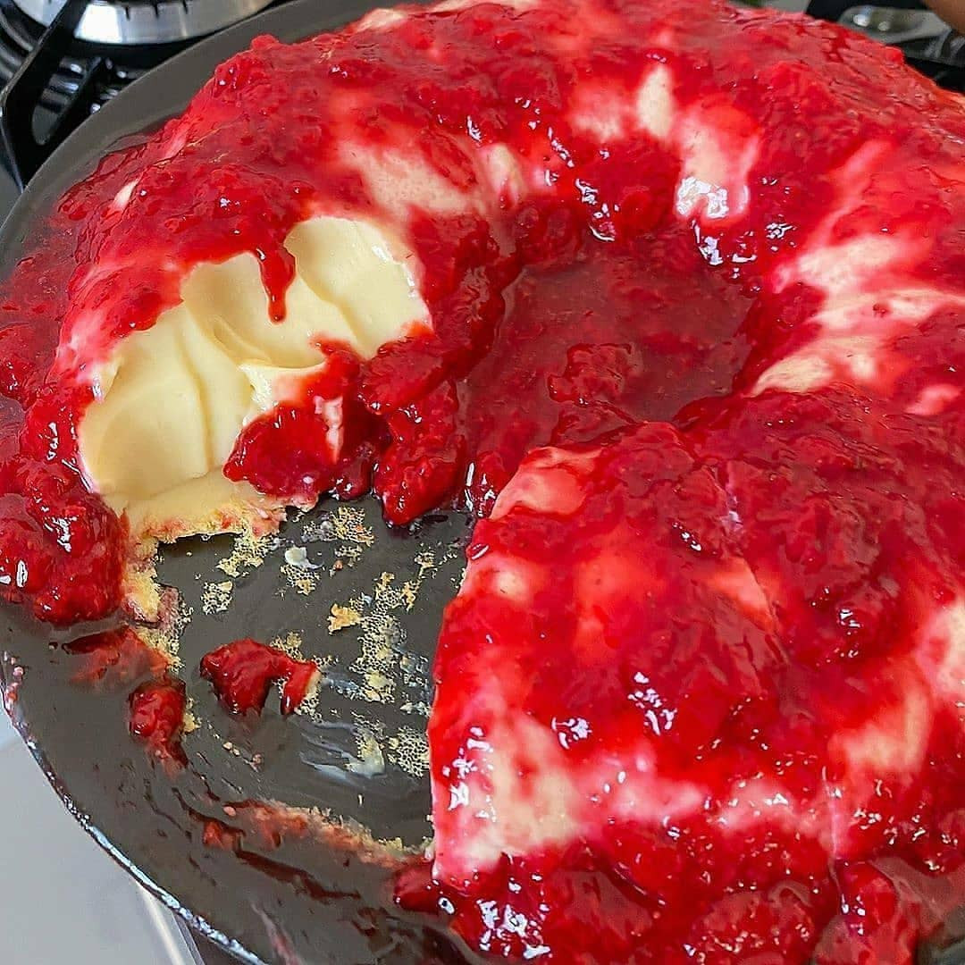 Pudim de Leite Ninho com Geleia de Morango