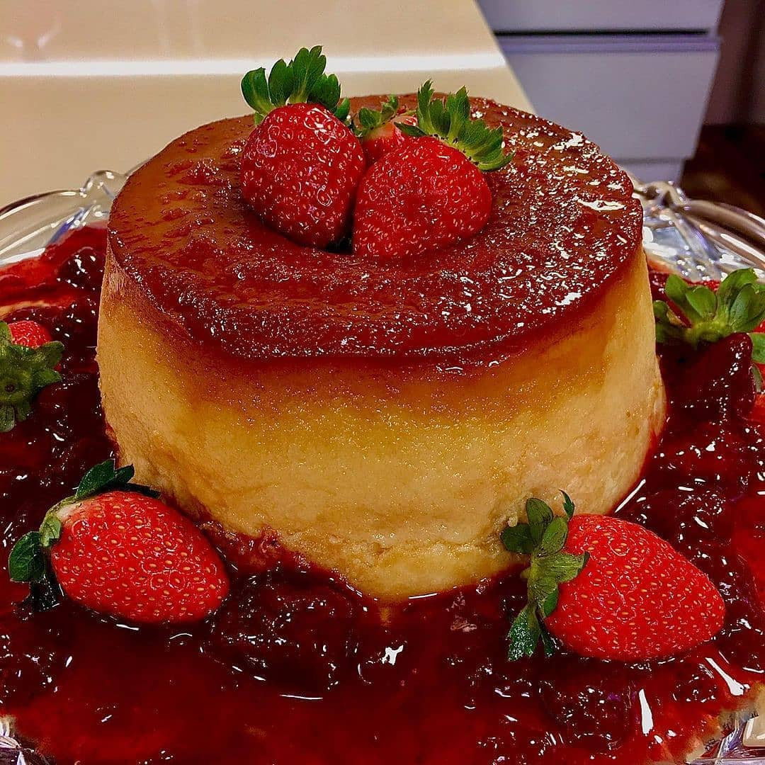 Pudim de pão com calda de morango na pressão