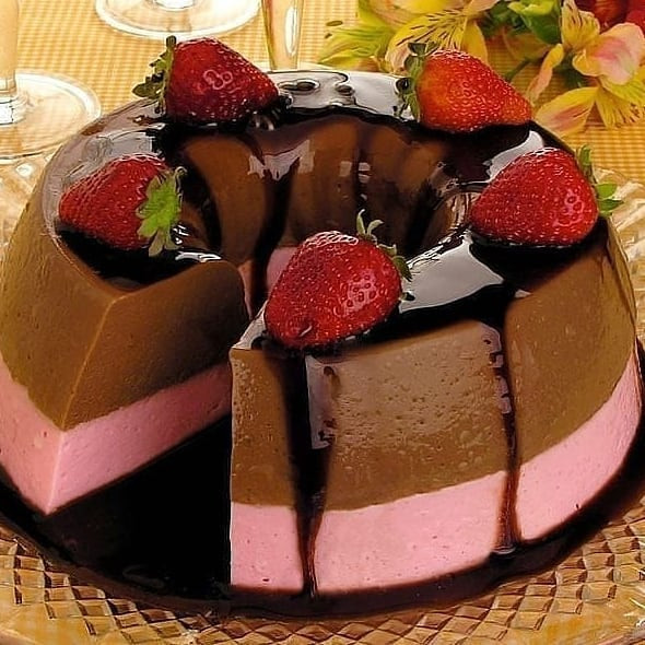 Pudim sorvete de chocolate e morango com cobertura de calda