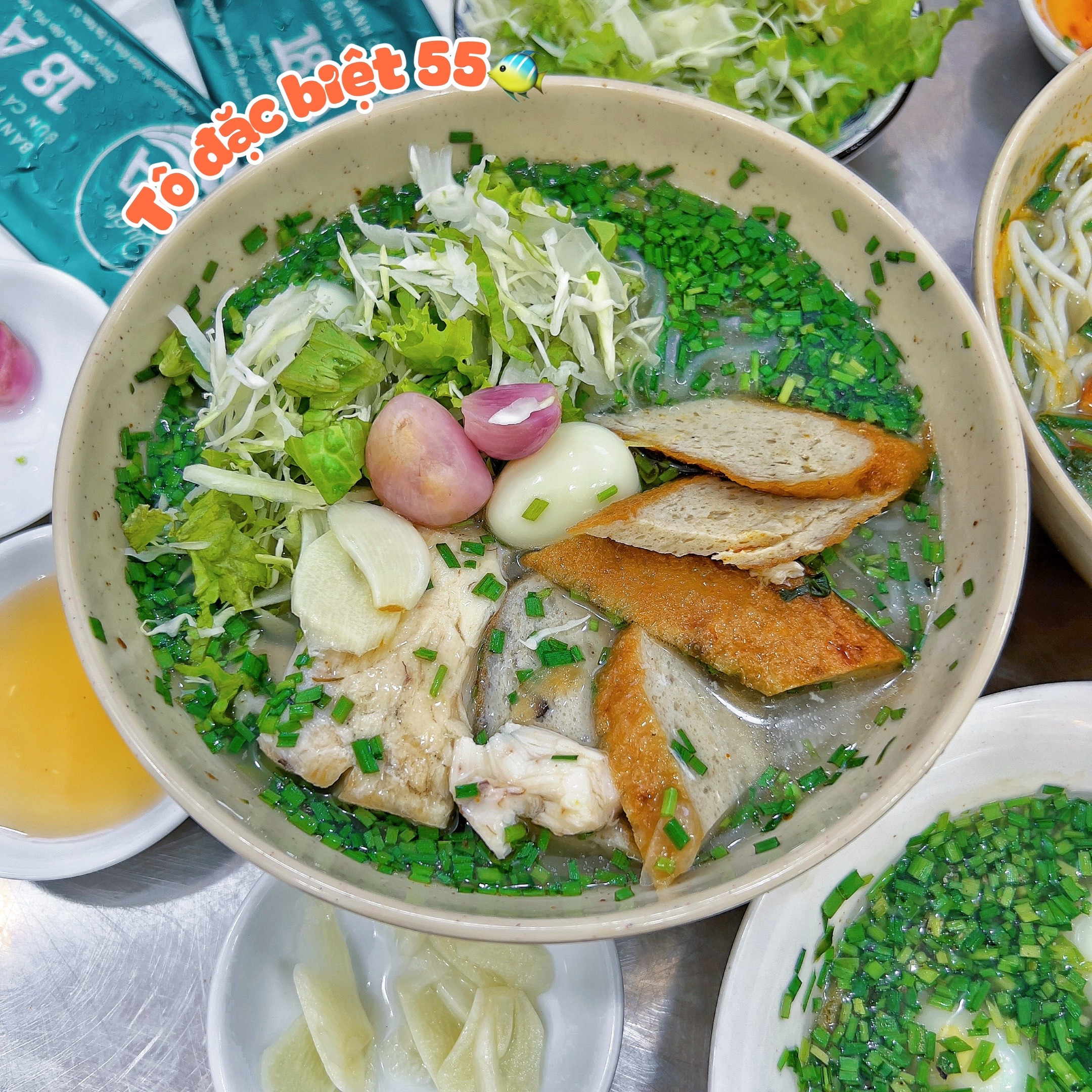 Quán bánh canh hẹ Phú Yên chuẩn gốc, tô đặc biệt với chả cá vàng ươm dai ngọt và miếng cá tươi to