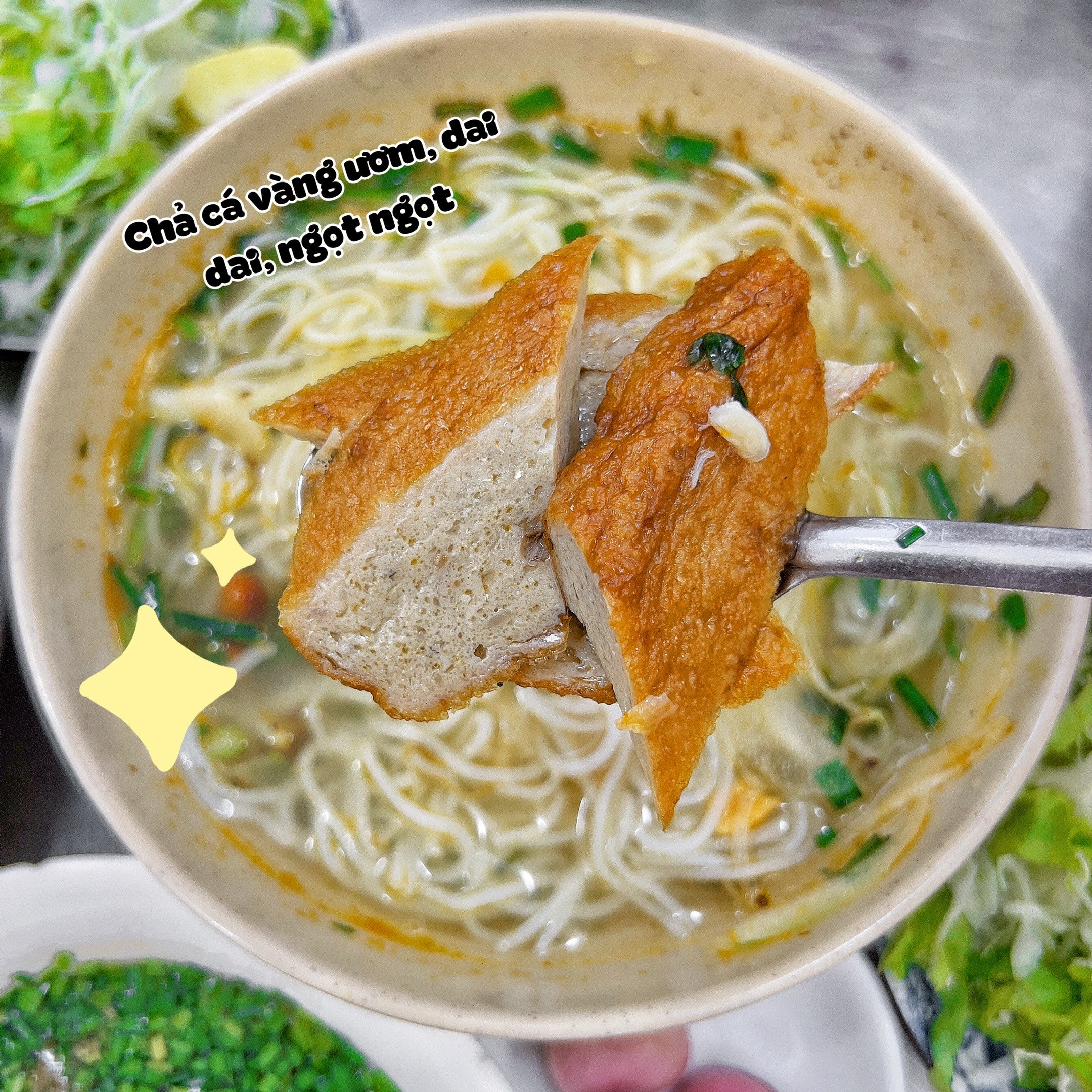 Quán bánh canh hẹ Phú Yên chuẩn gốc, tô đặc biệt với chả cá vàng ươm dai ngọt và miếng cá tươi to