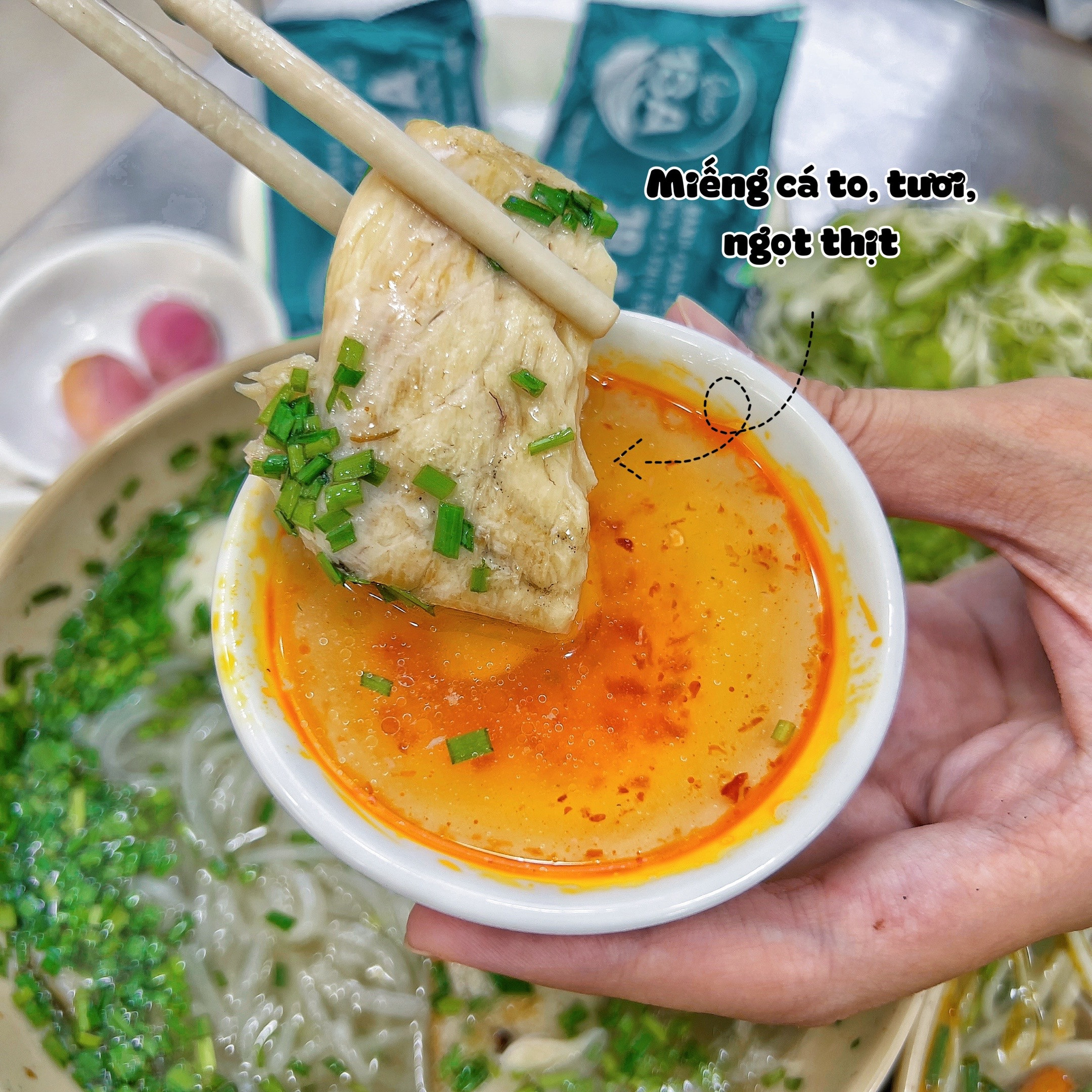 Quán bánh canh hẹ Phú Yên chuẩn gốc, tô đặc biệt với chả cá vàng ươm dai ngọt và miếng cá tươi to