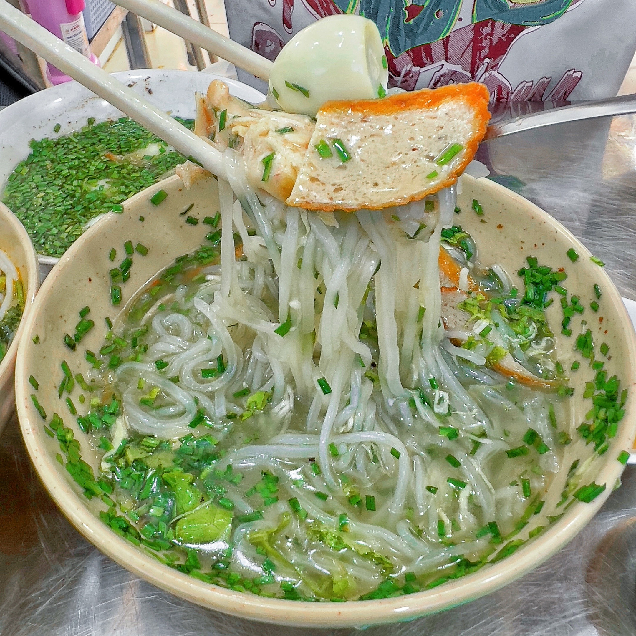 Quán bánh canh hẹ Phú Yên chuẩn gốc, tô đặc biệt với chả cá vàng ươm dai ngọt và miếng cá tươi to