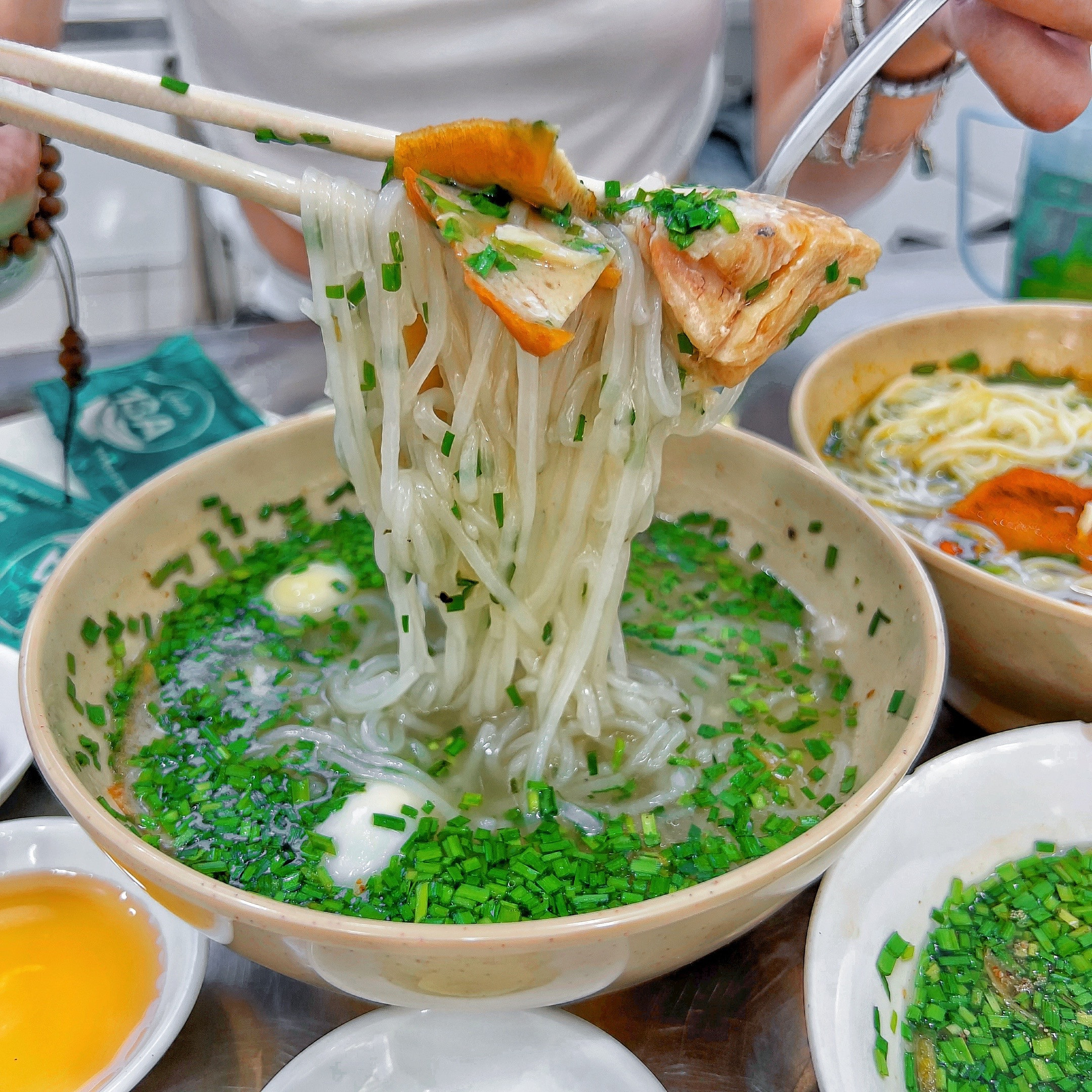 Quán bánh canh hẹ Phú Yên chuẩn gốc, tô đặc biệt với chả cá vàng ươm dai ngọt và miếng cá tươi to