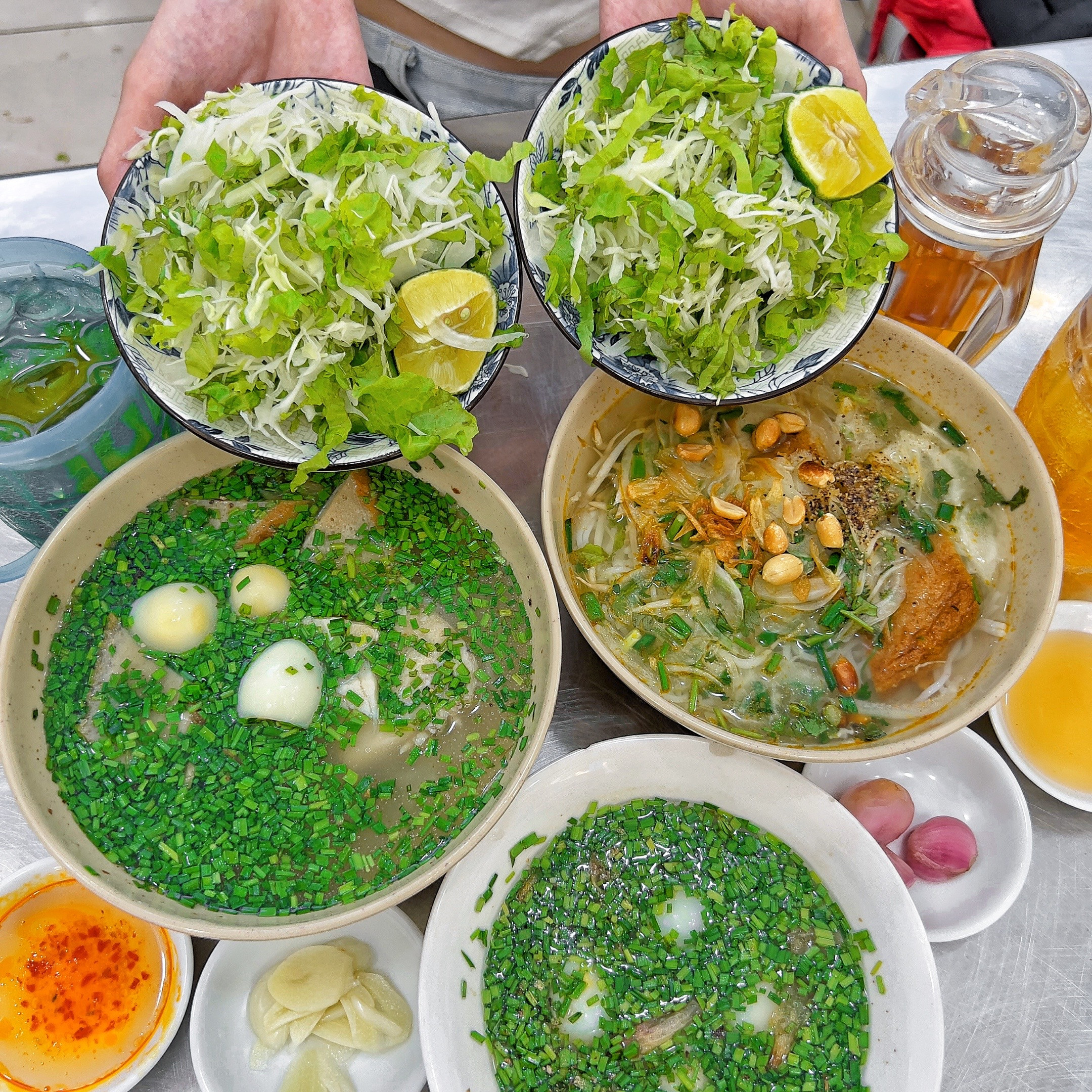 Quán bánh canh hẹ Phú Yên chuẩn gốc, tô đặc biệt với chả cá vàng ươm dai ngọt và miếng cá tươi to