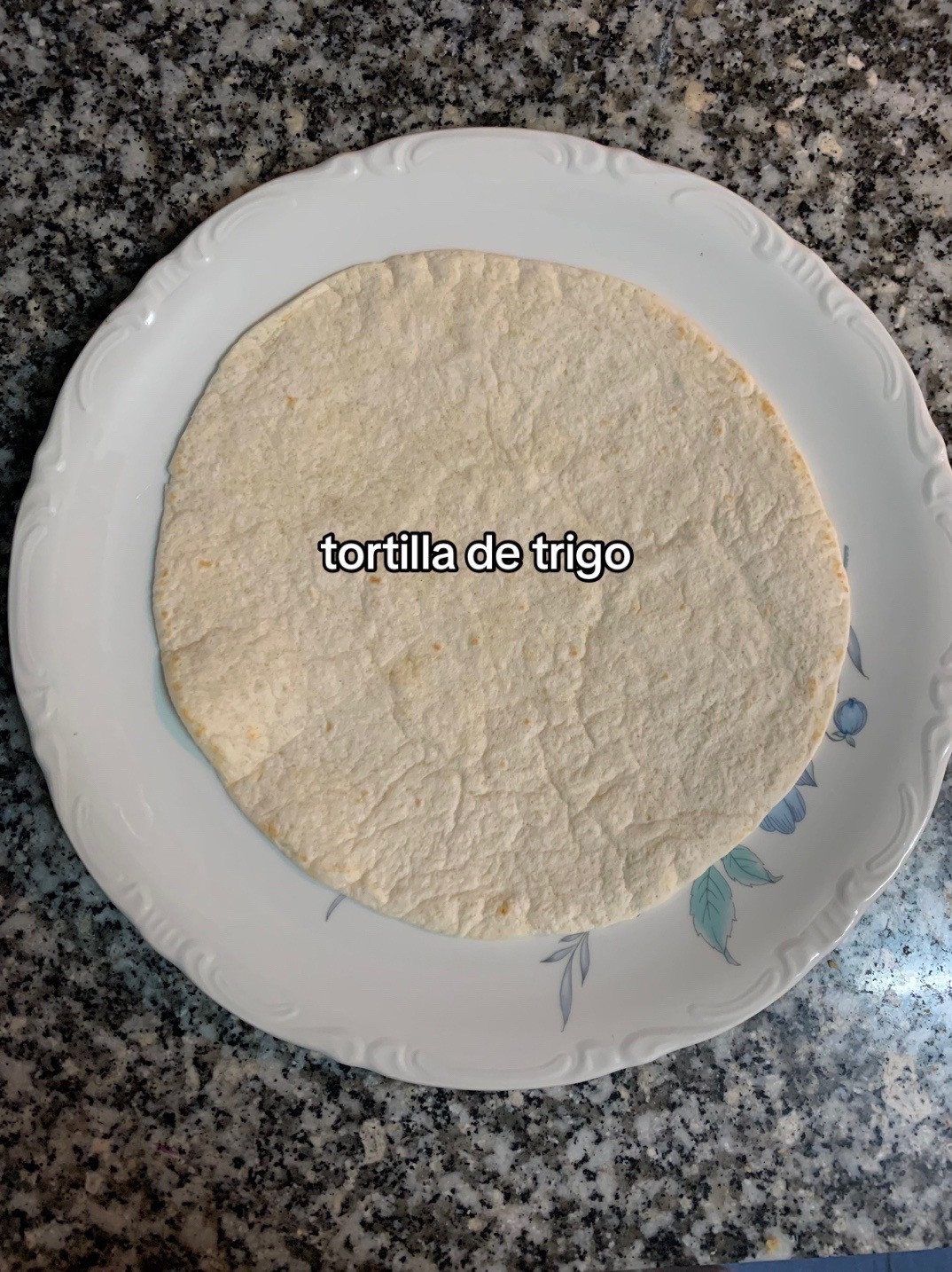 Quesadillas con tortilla de trigo, tomate y jalapeños