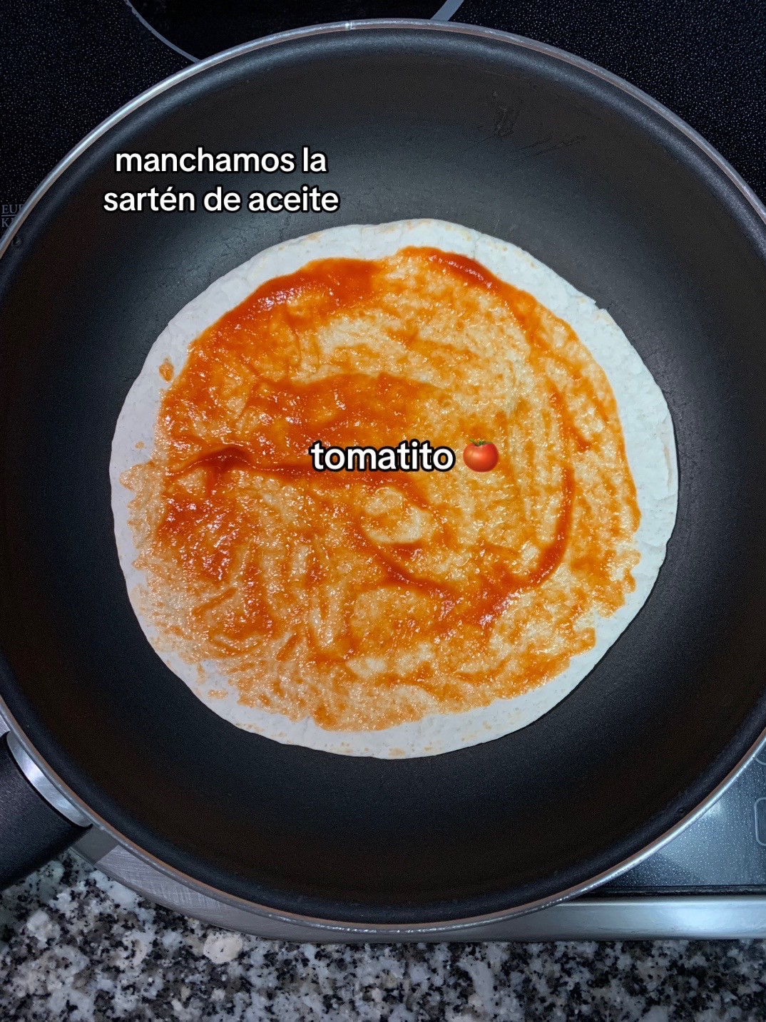 Quesadillas con tortilla de trigo, tomate y jalapeños