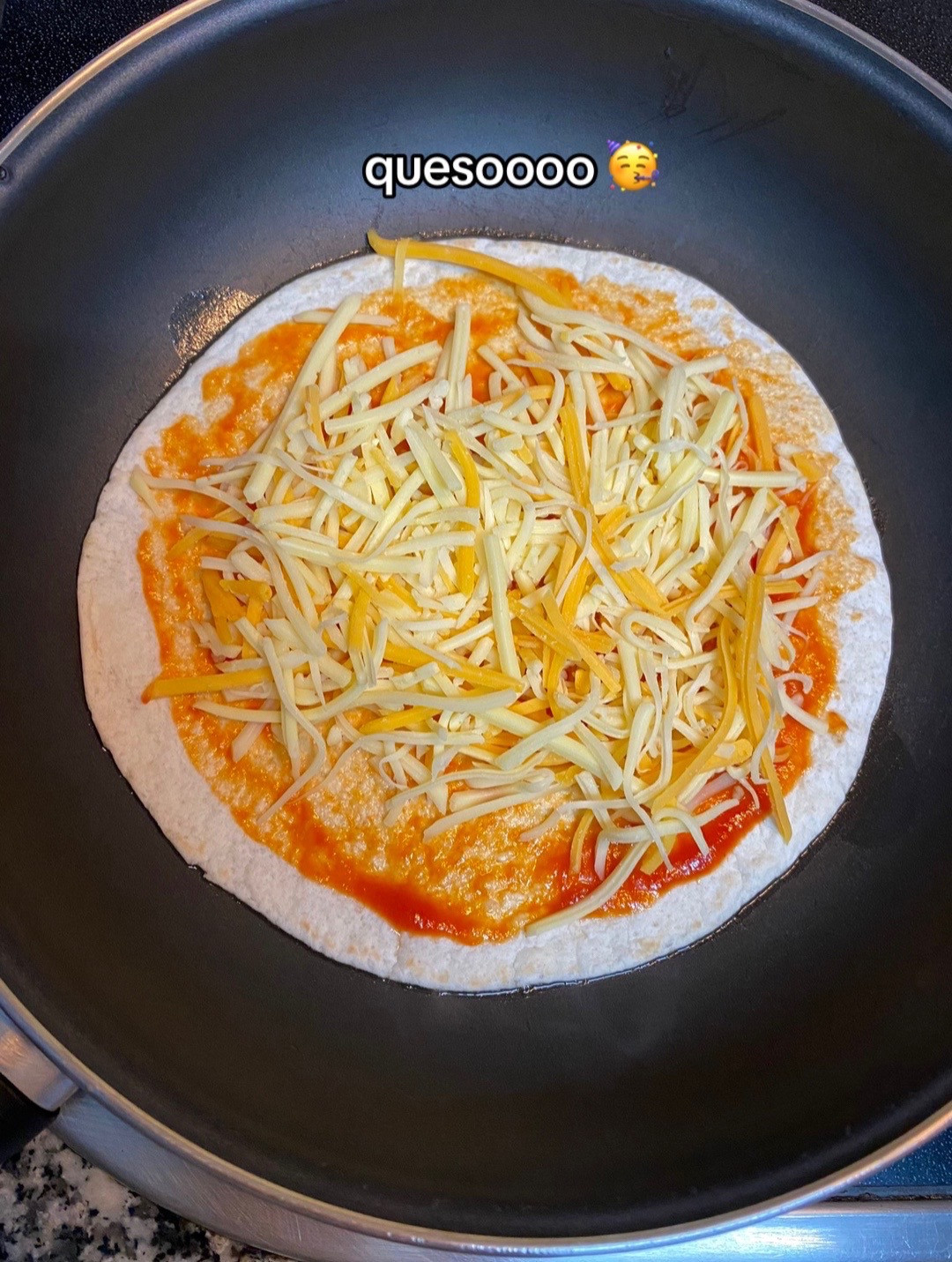 Quesadillas con tortilla de trigo, tomate y jalapeños