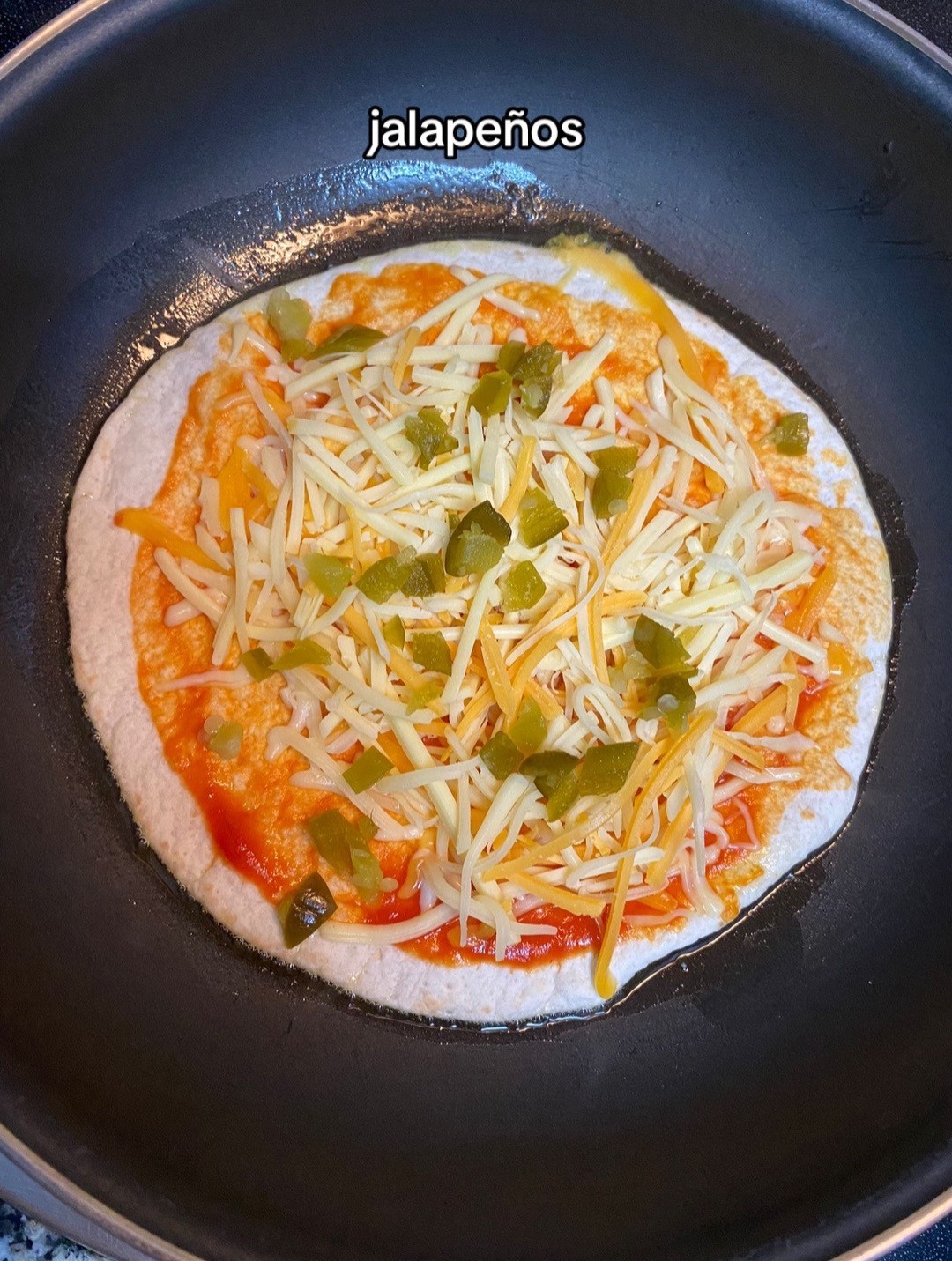 Quesadillas con tortilla de trigo, tomate y jalapeños