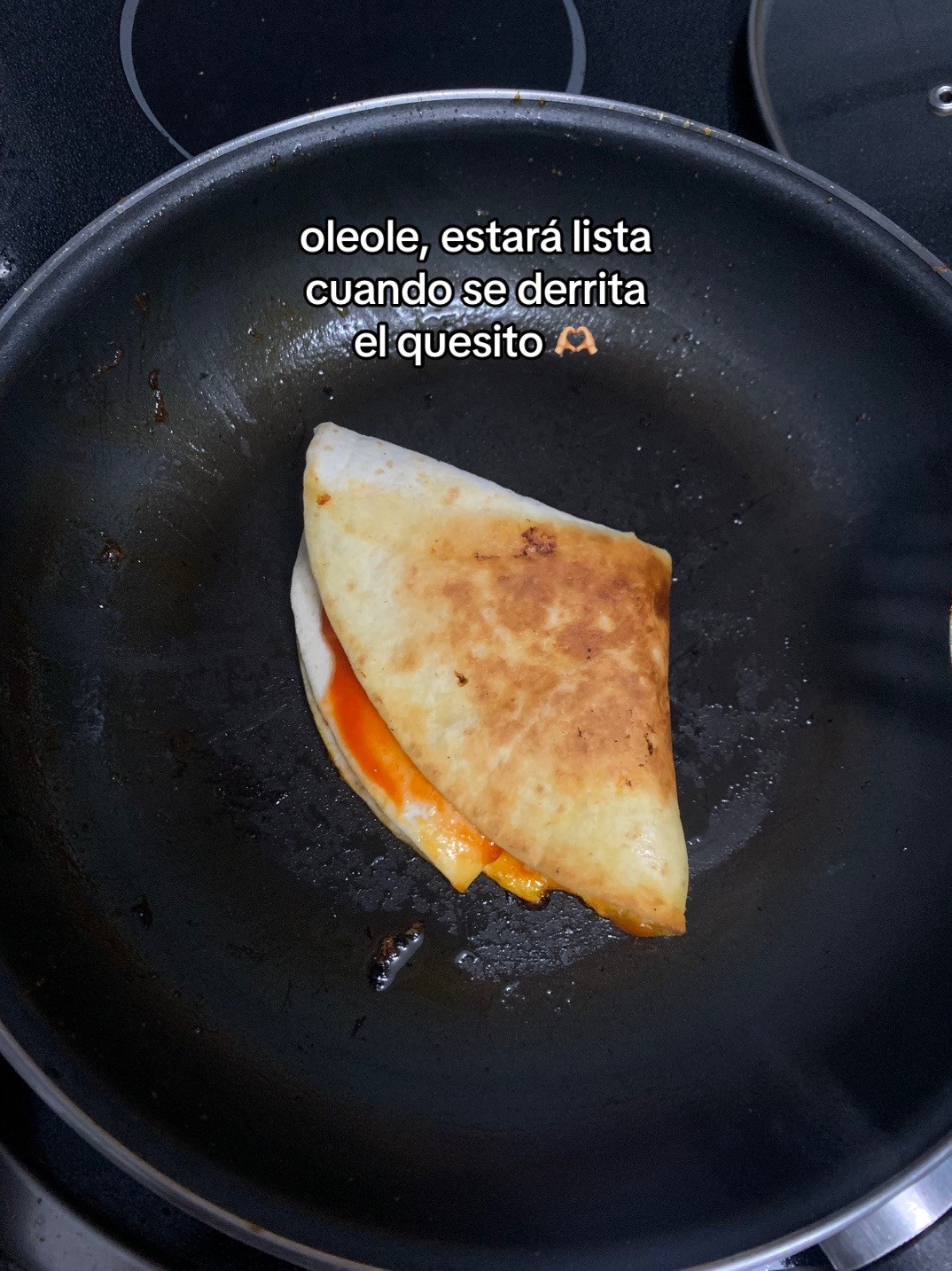 Quesadillas con tortilla de trigo, tomate y jalapeños