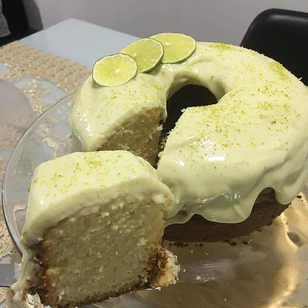 Receita Bolo de Limão com Cobertura Mágica de Leite Condensado