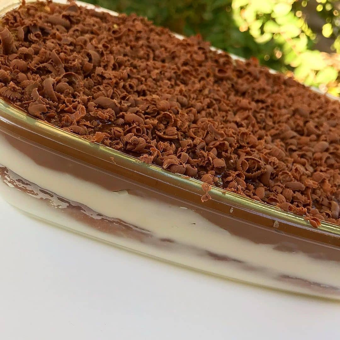 Receita Bolo na Travessa: Camadas de bolo, creme branco e chocolate com raspas