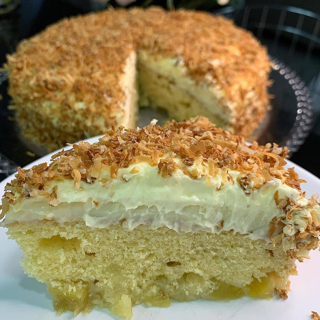 Receita de Bolo de Abacaxi com Coco: Massa fofa recheada com creme e coberta com coco torrado