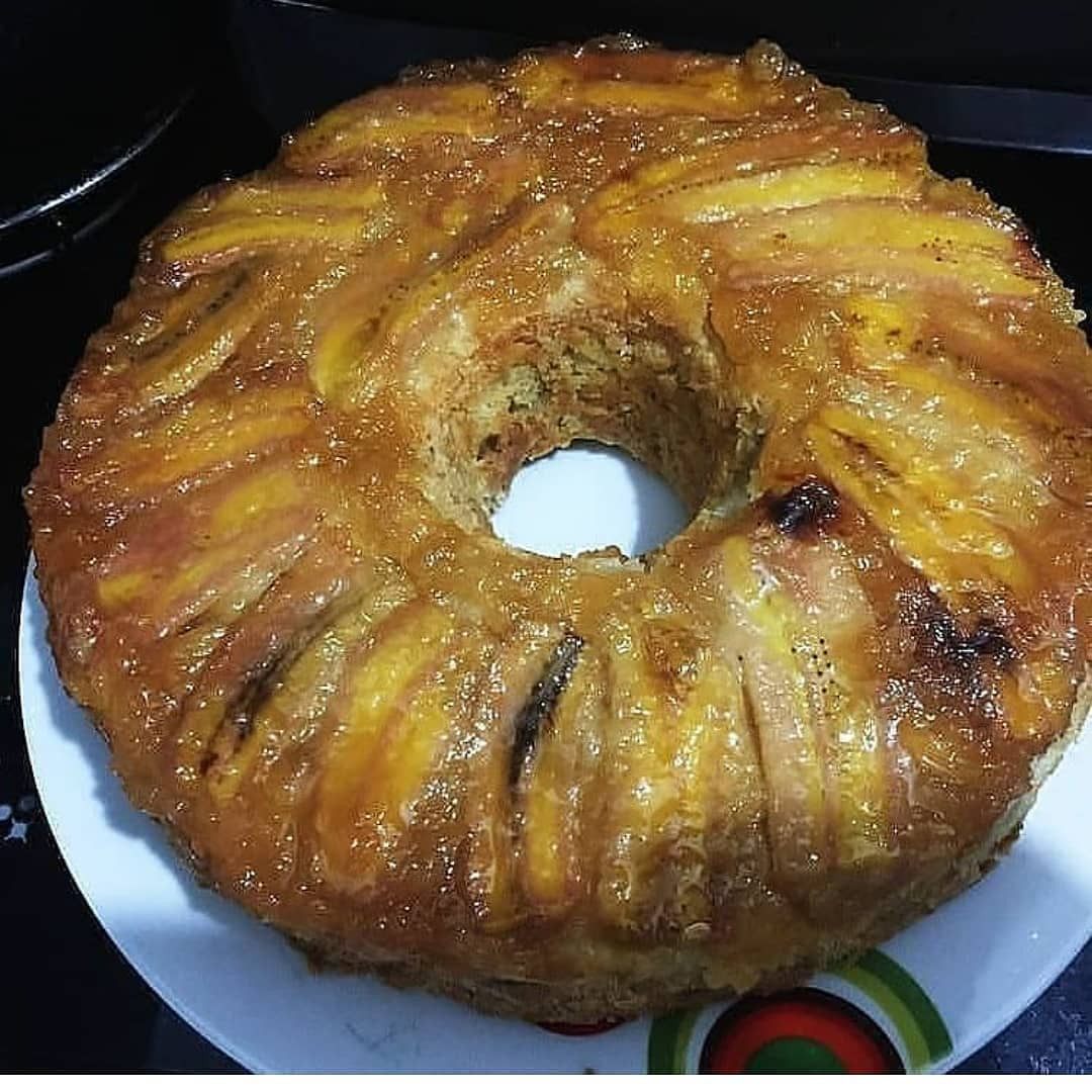Receita de Bolo de Banana Caseiro com Caramelo Dourado e Bananas Cortadas no Comprimento