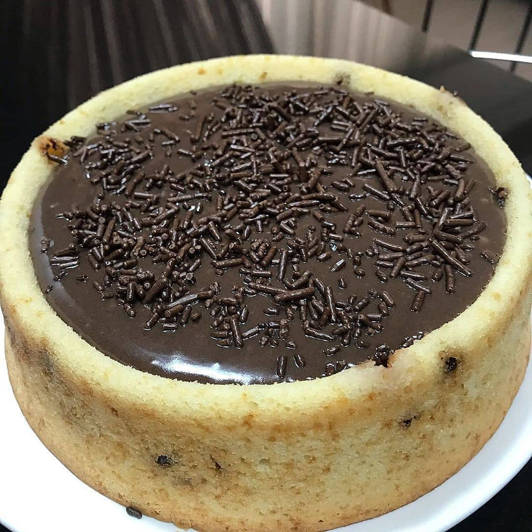 Receita de Bolo de Baunilha com Gotas de Chocolate e Cobertura de Brigadeiro