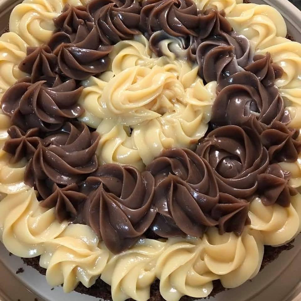 Receita de Bolo de Chocolate com Recheio Branco e Preto