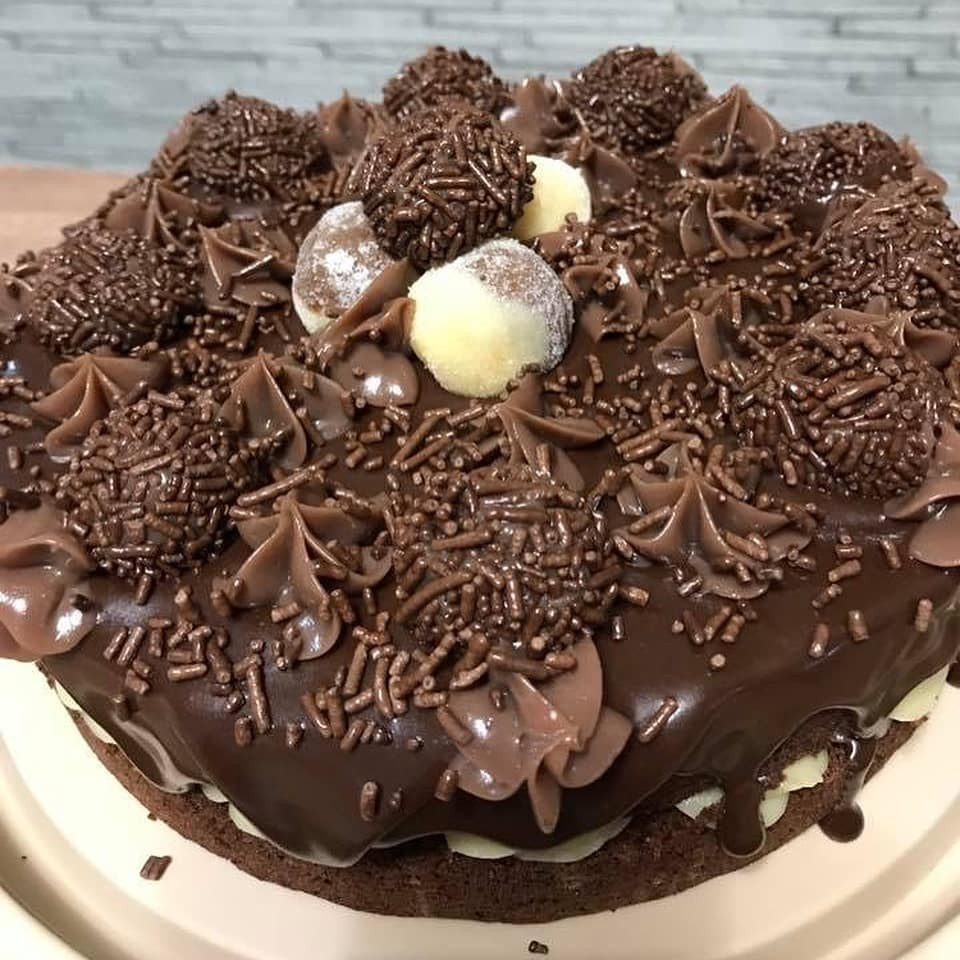 Receita de Bolo de Chocolate com Recheio Branco e Preto