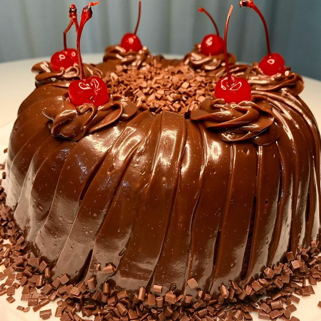 Receita de Bolo de Chocolate Confeitado com Cobertura de Brigadeiro e Cerejas