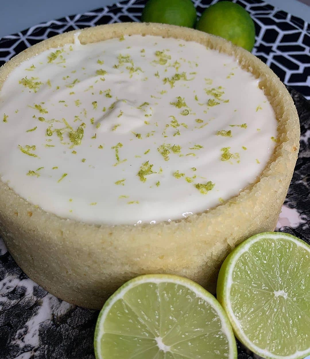 Receita de Bolo de Limão Sem Batedeira com Cobertura Cremosa e Raspas