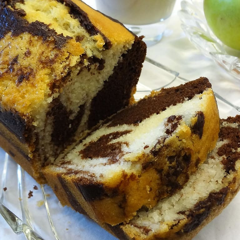 Receita de Bolo Mesclado (Marble Cake) Fofinho e Fácil com Cacau