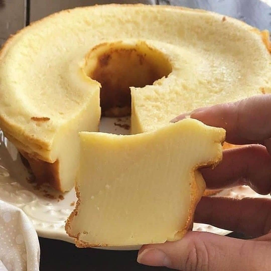 Receita de Bolo Moça Cremoso - Bolinho Amarelo Esponjoso com Leite Condensado