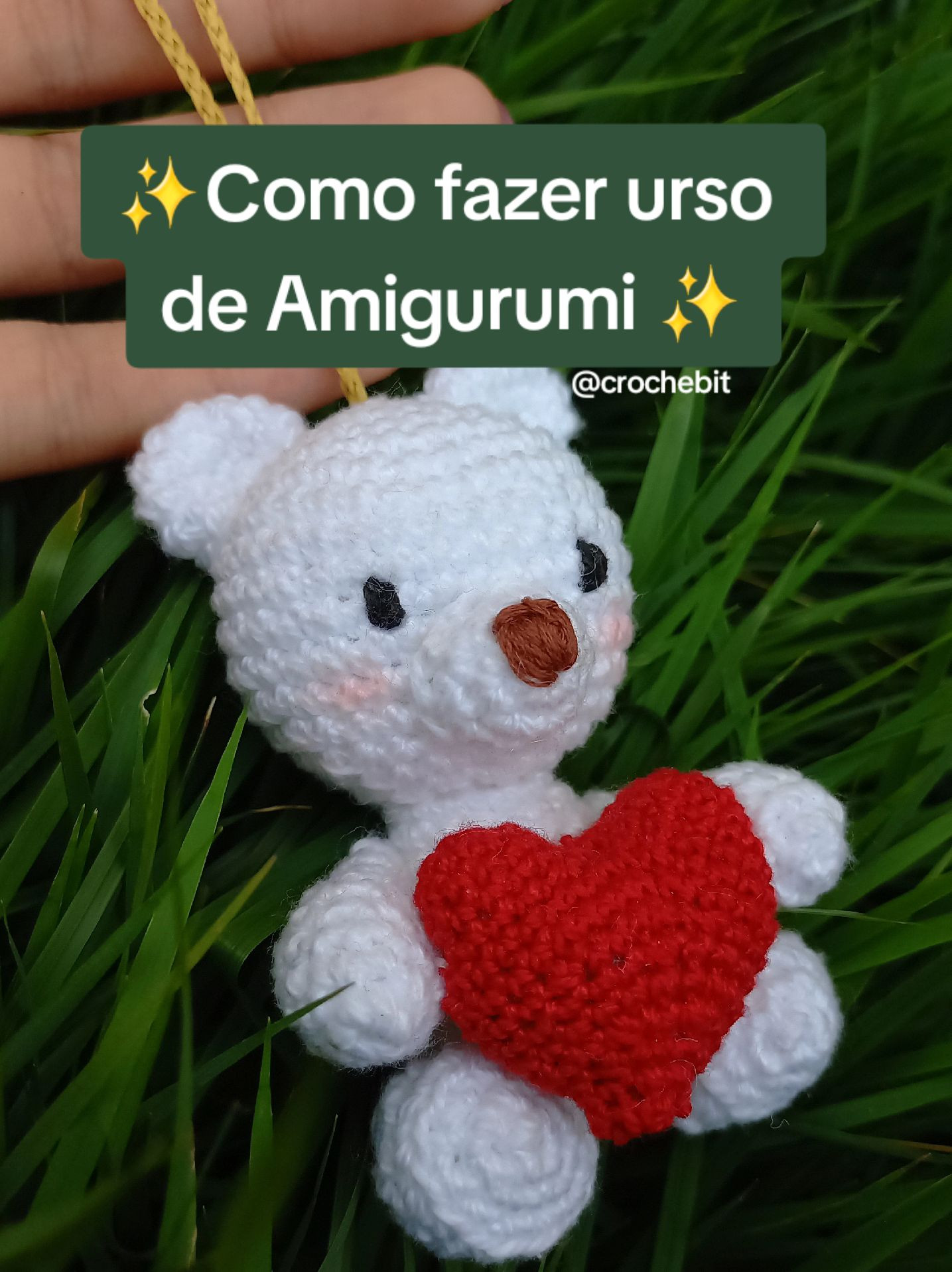 Receita de Ursinho Amigurumi Branco com Coração Vermelho