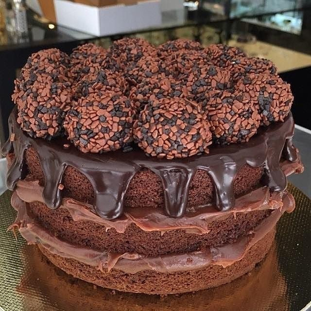 Receita fácil e prática de naked cake de brigadeiro com cobertura de ganache