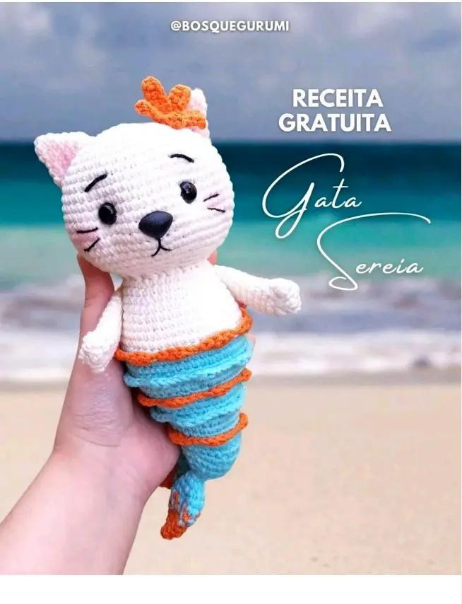 Receita Gratuita de Amigurumi Gata Sereia: Búp bê mèo tiên cá móc len màu trắng và xanh dương