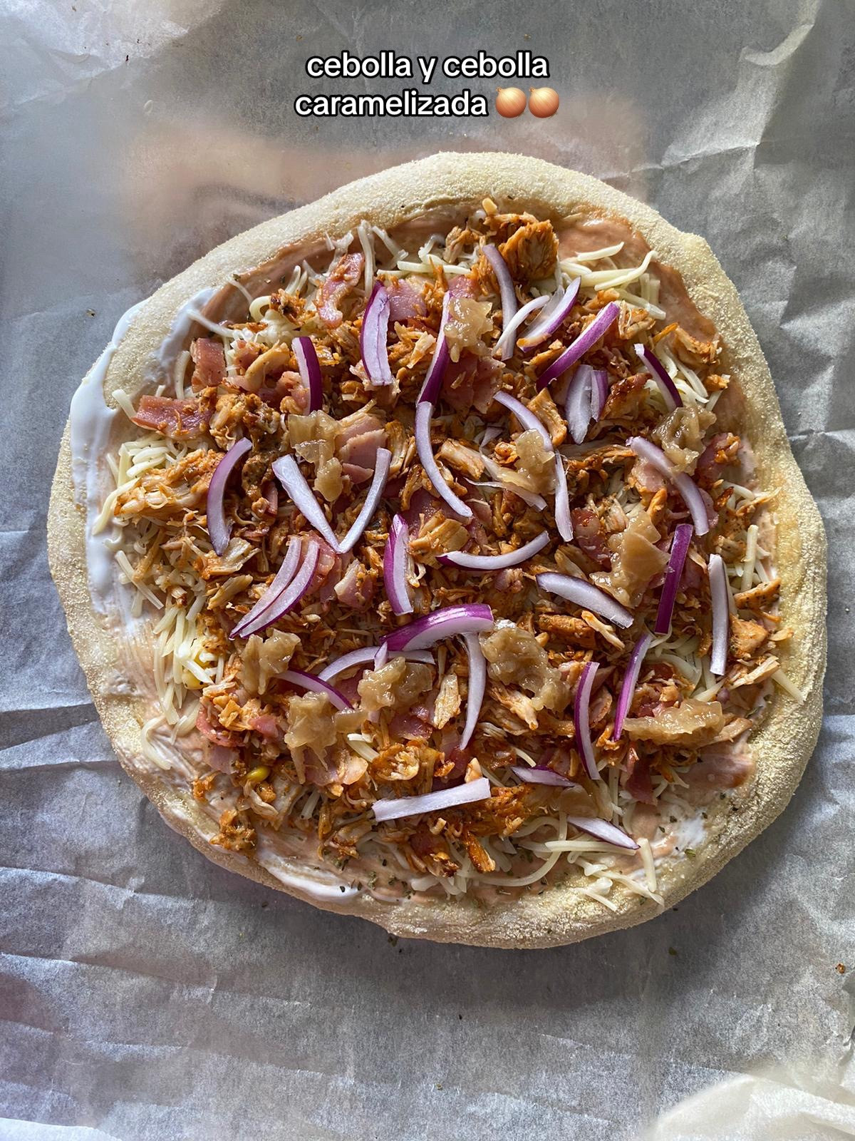 Receta de Cremozza Barbacoa: Pizza casera con salsa barbacoa, nata, maíz y quesito