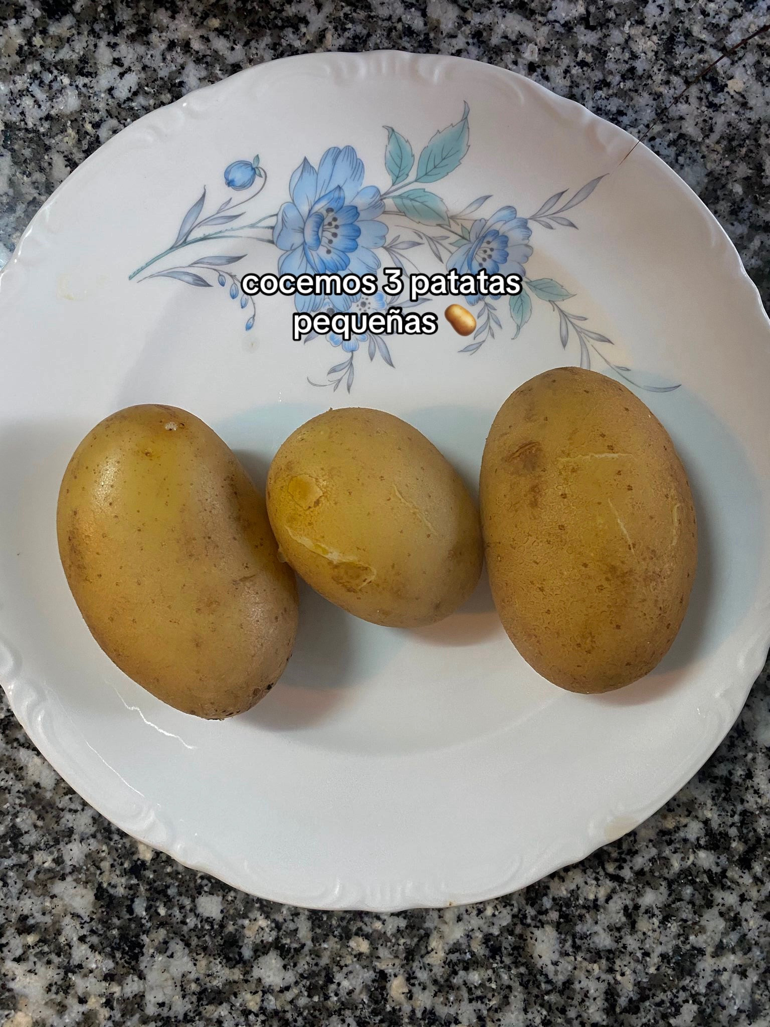 Receta de ensalada de patata crujiente con salsa de yogur griego, mayonesa y hierbas frescas