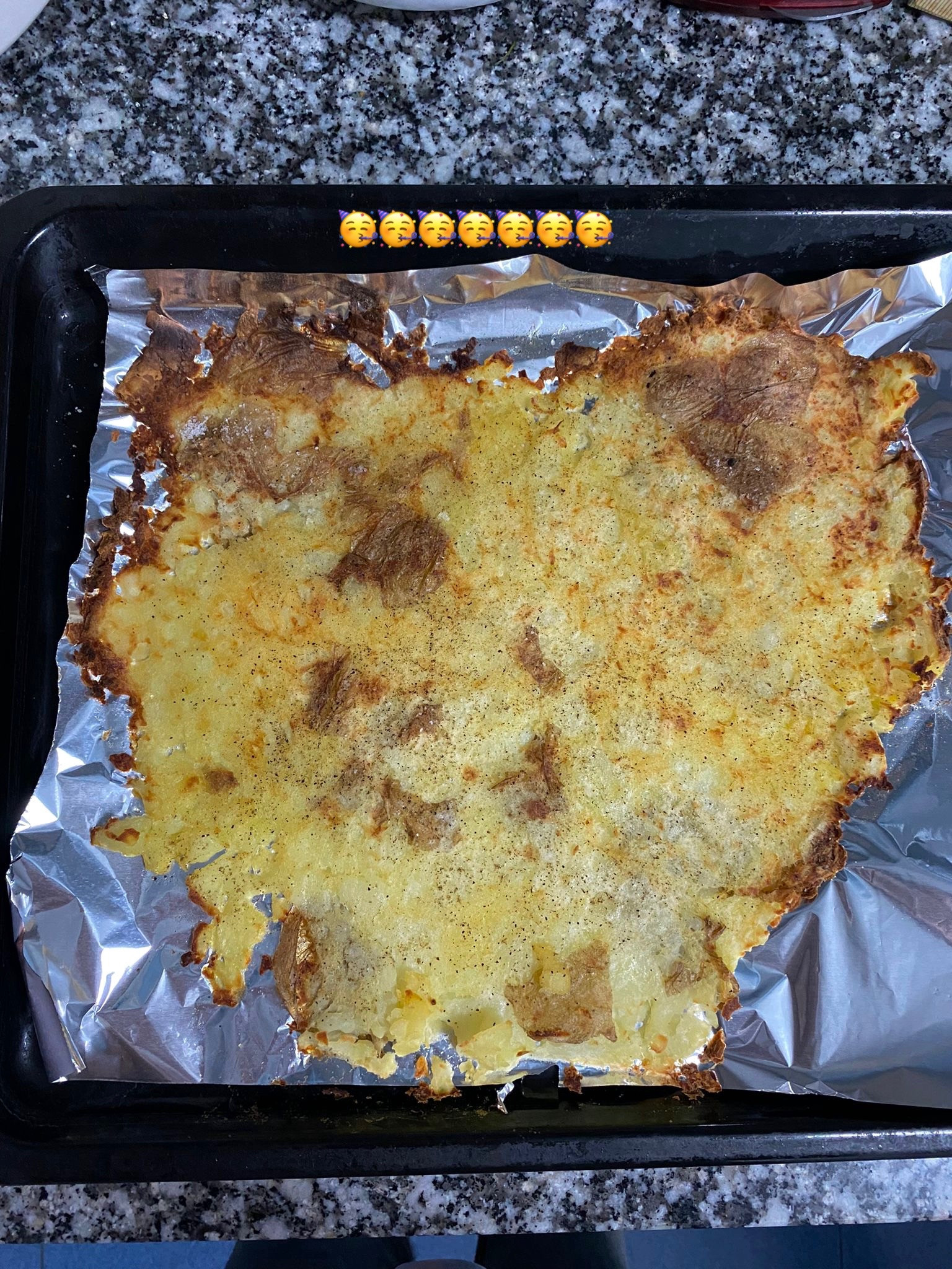 Receta de ensalada de patata crujiente con salsa de yogur griego, mayonesa y hierbas frescas