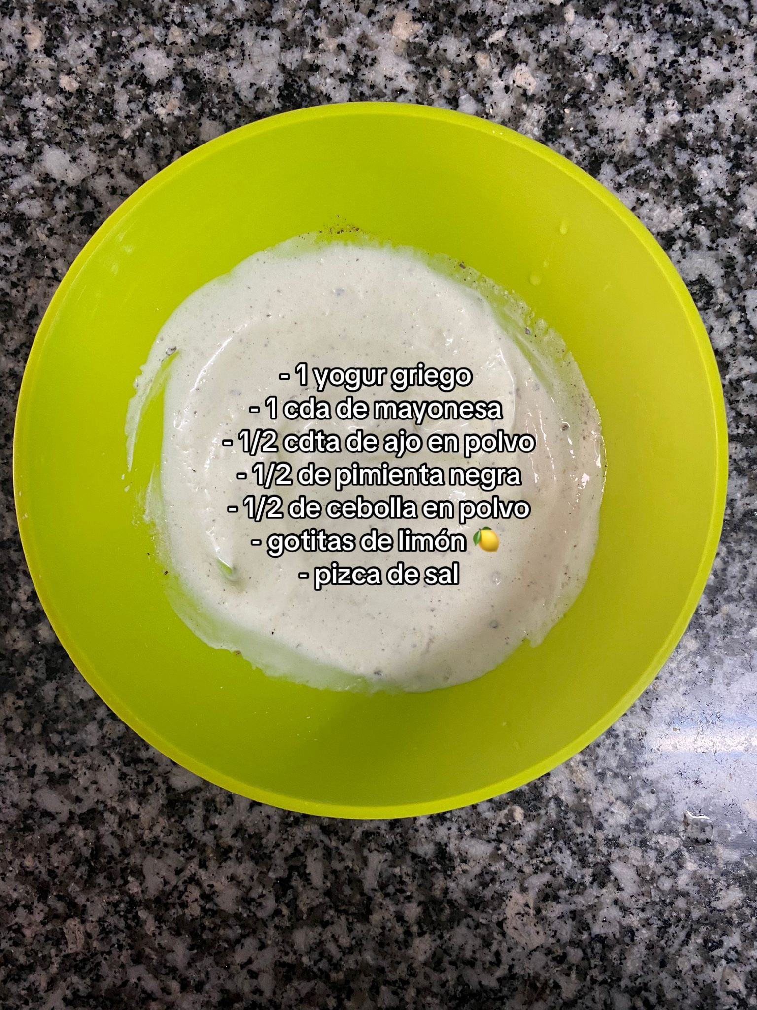 Receta de ensalada de patata crujiente con salsa de yogur griego, mayonesa y hierbas frescas