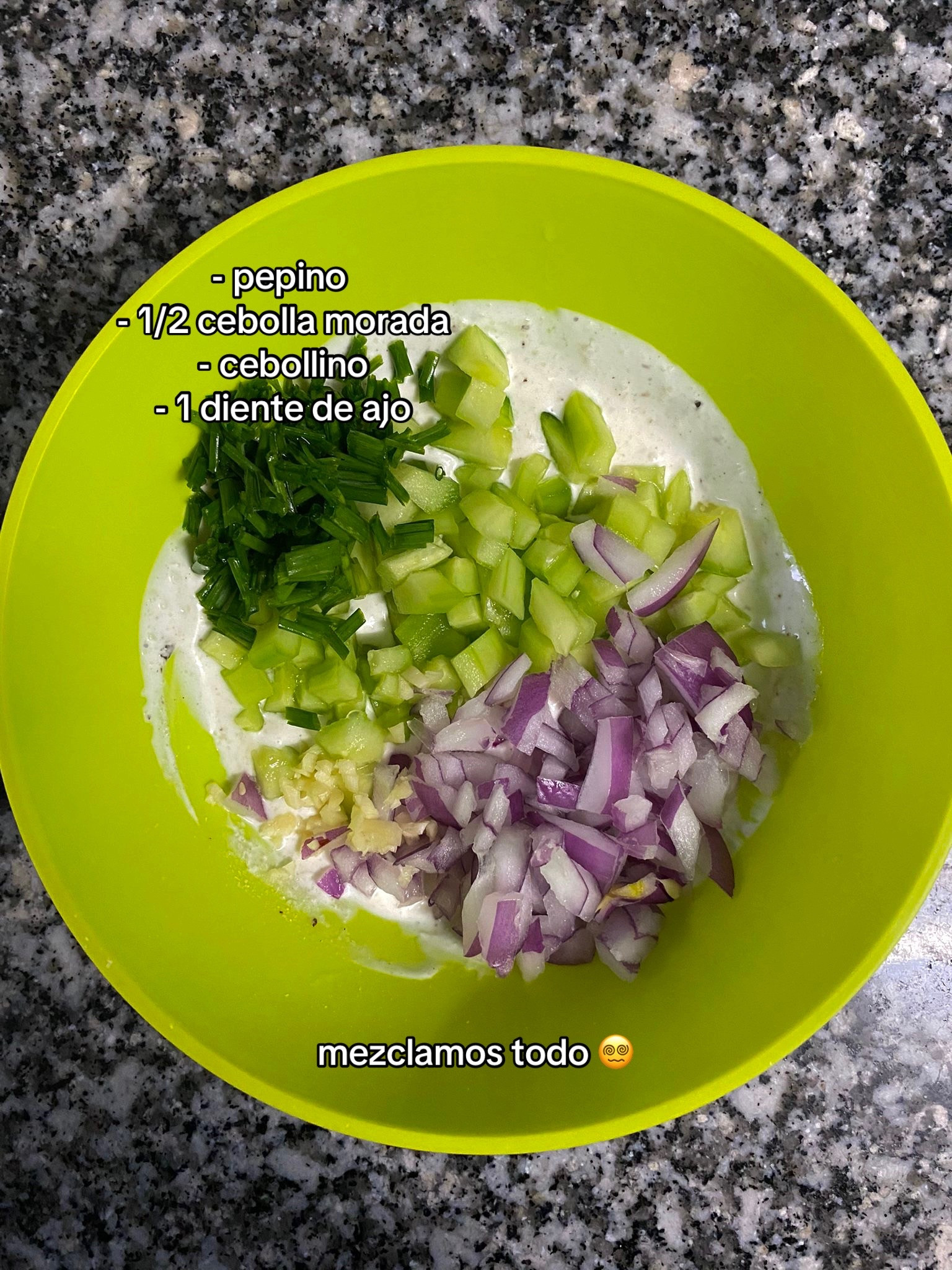 Receta de ensalada de patata crujiente con salsa de yogur griego, mayonesa y hierbas frescas