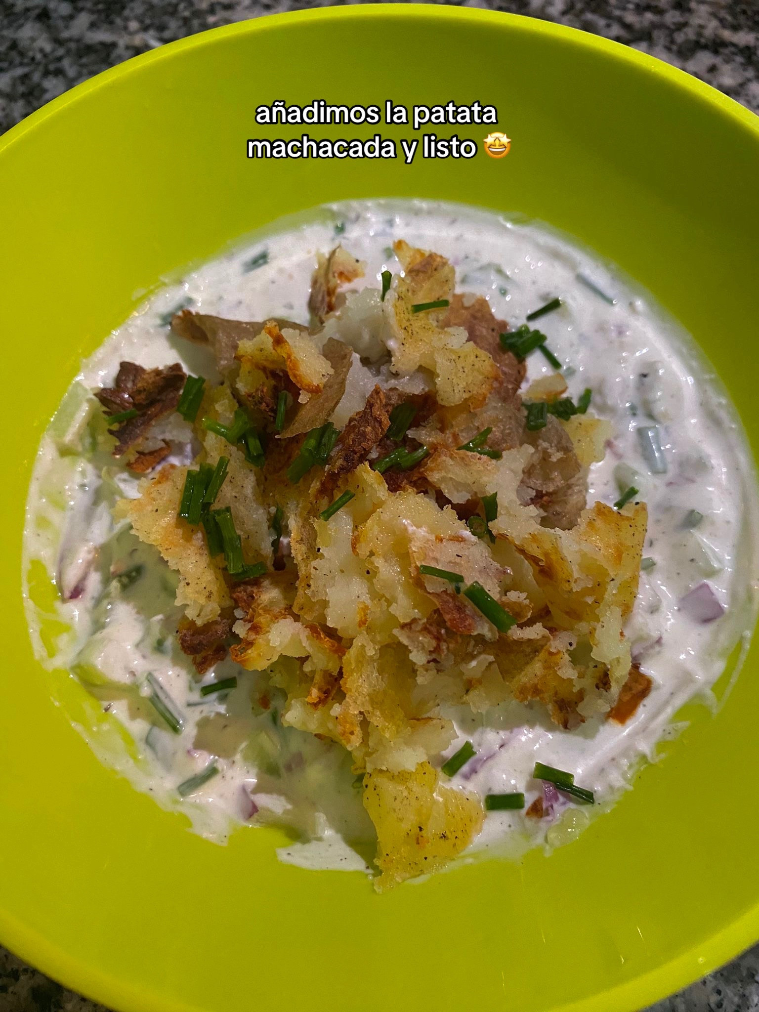Receta de ensalada de patata crujiente con salsa de yogur griego, mayonesa y hierbas frescas